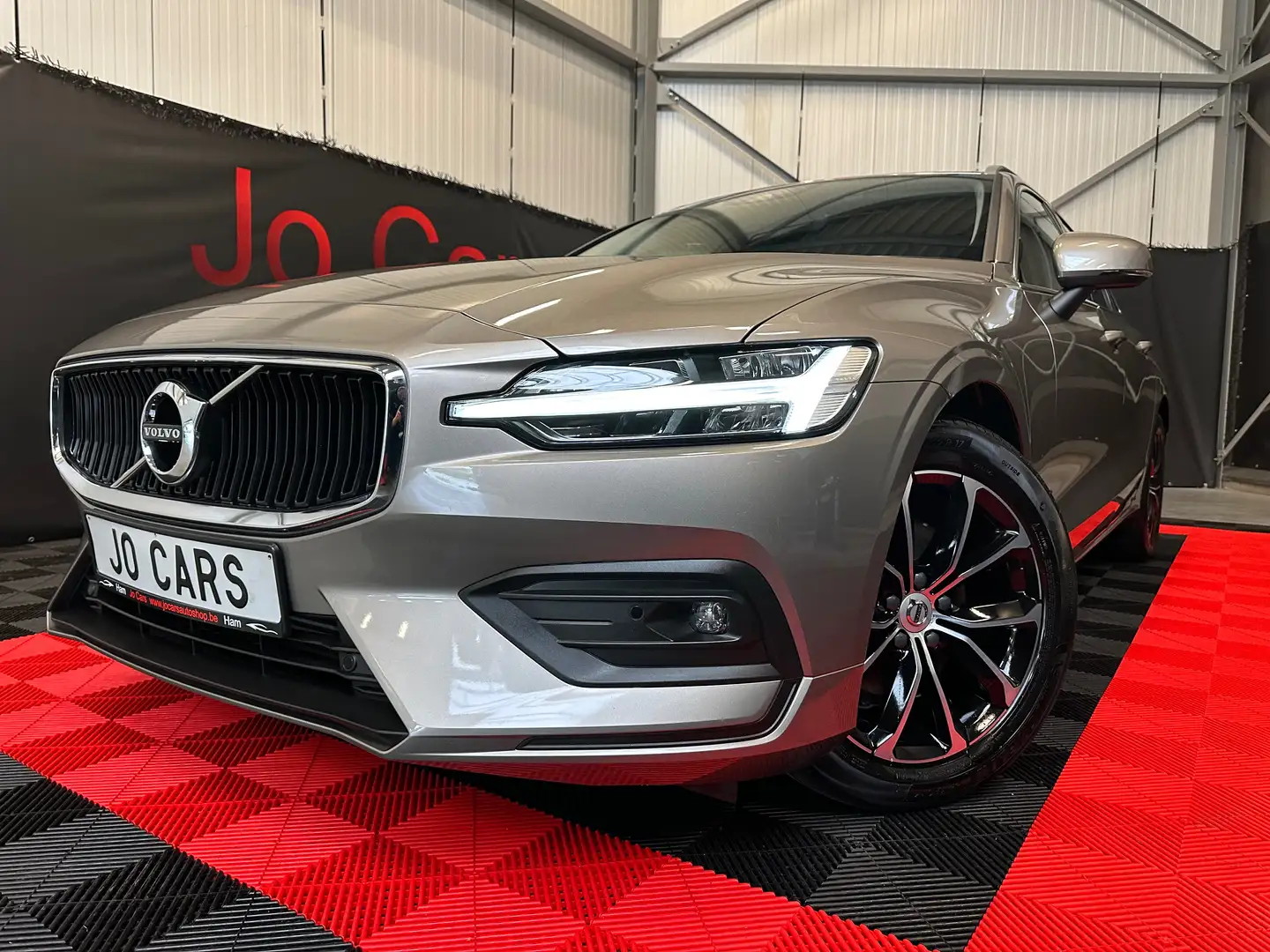 Volvo V60 D3/Led/Carplay/Camera/Leder/Zv/Cc/Sv/Pdc/Nieuw Grijs - 1