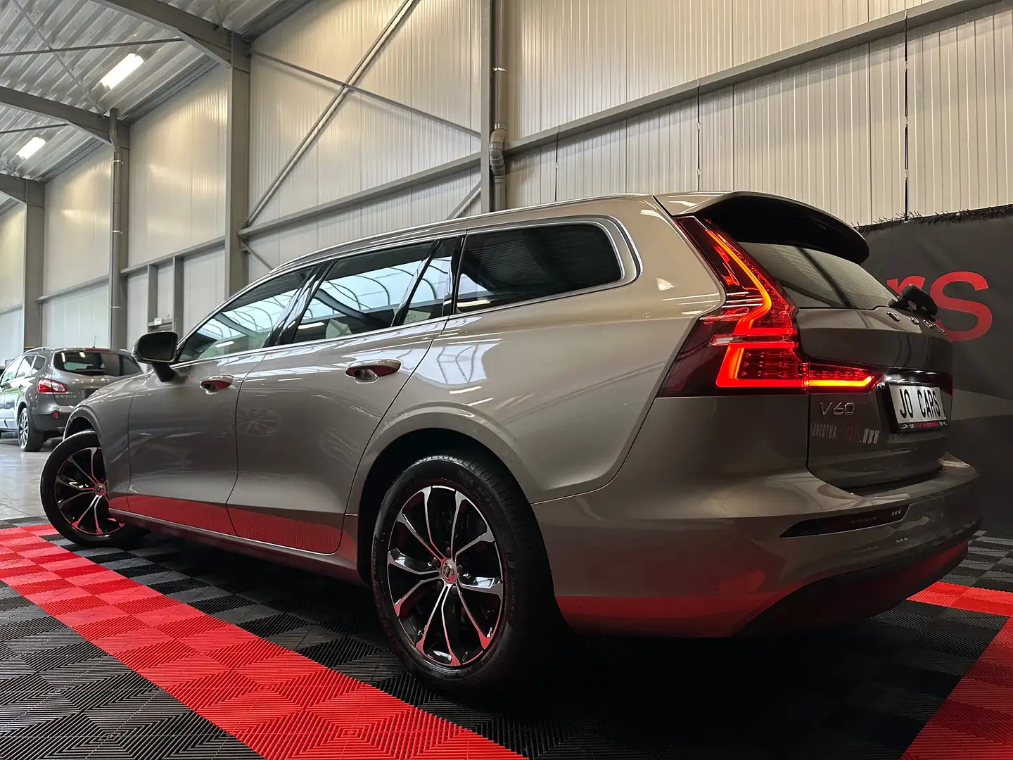 Volvo V60 D3/Led/Carplay/Camera/Leder/Zv/Cc/Sv/Pdc/Nieuw Grijs - 2