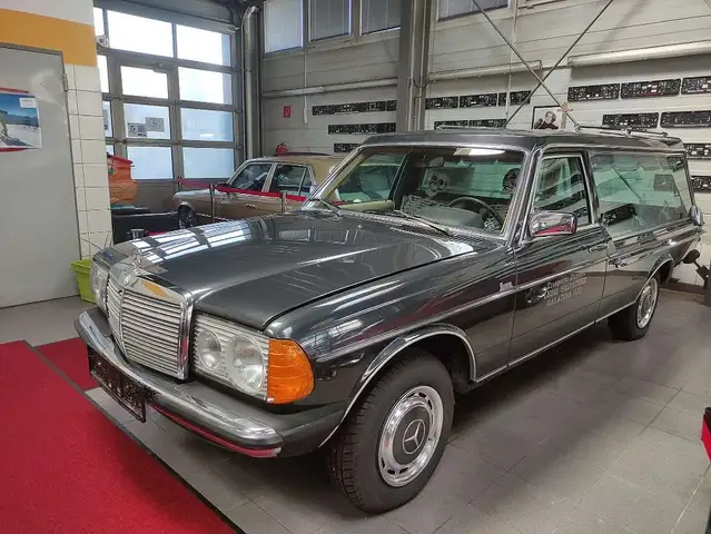 Mercedes-Benz 123D/240D Leichenwagen