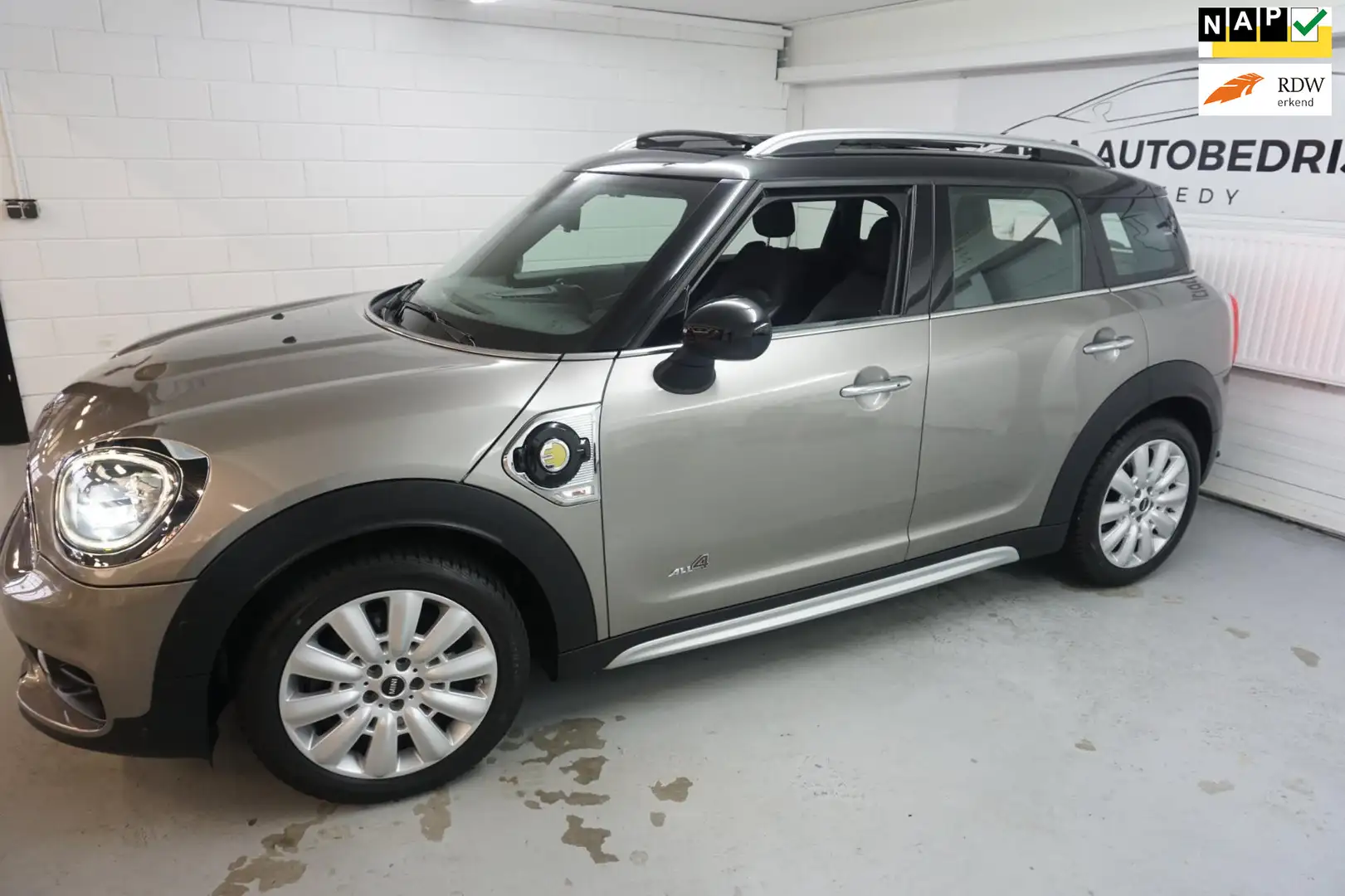 MINI Cooper S Countryman Mini 2.0 E ALL4 Plug In /PANORAMA /NAVI Grijs - 1