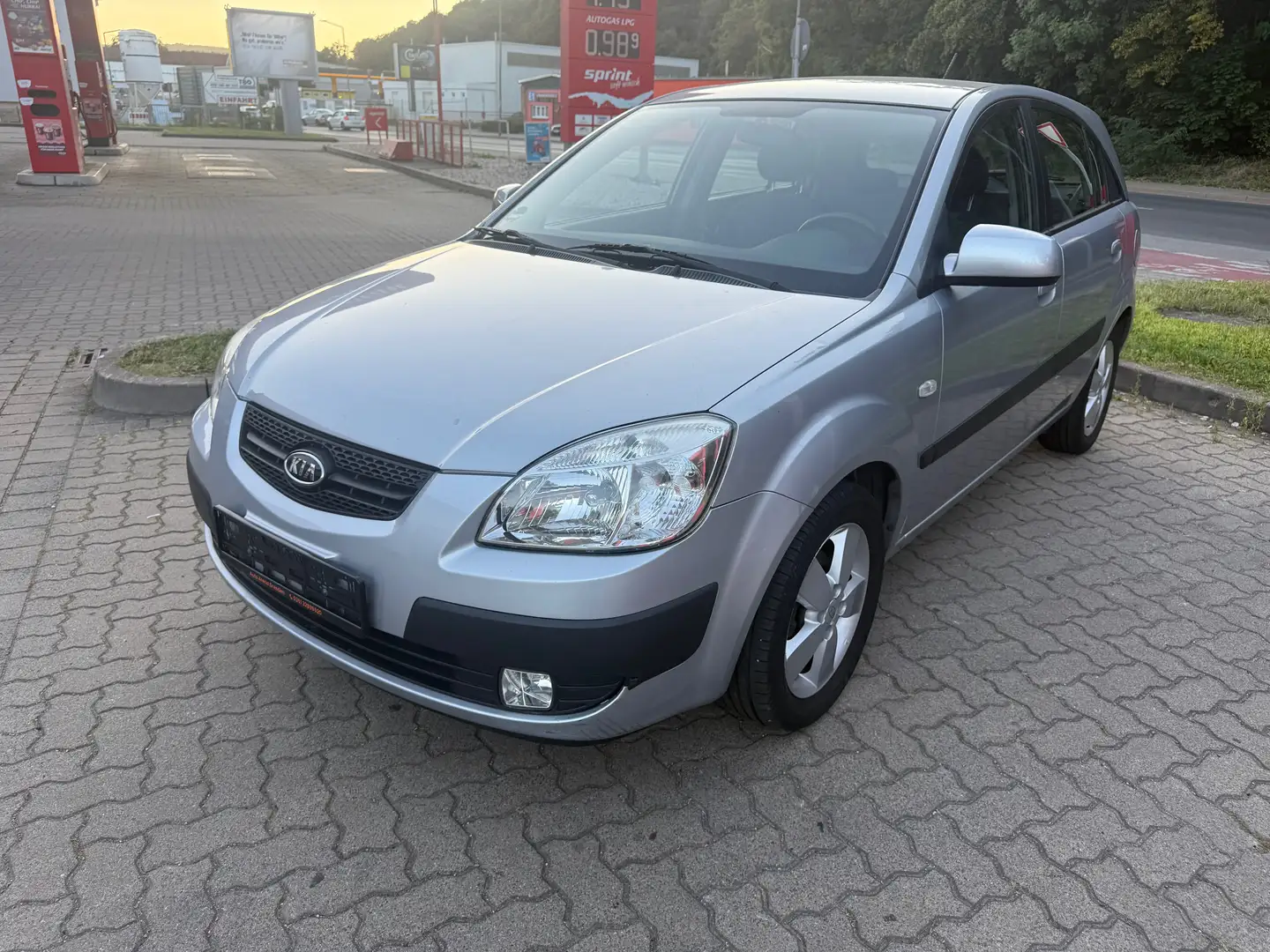 Kia Rio 1.4 TÜV / NEU / 08/2027 ( 92,000 KM ) Stříbrná - 1