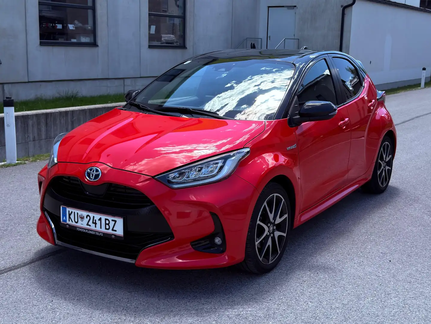 Toyota Yaris Yaris 1,5 VVT-i Hybrid Aut. Premiere Edition Rot - 1