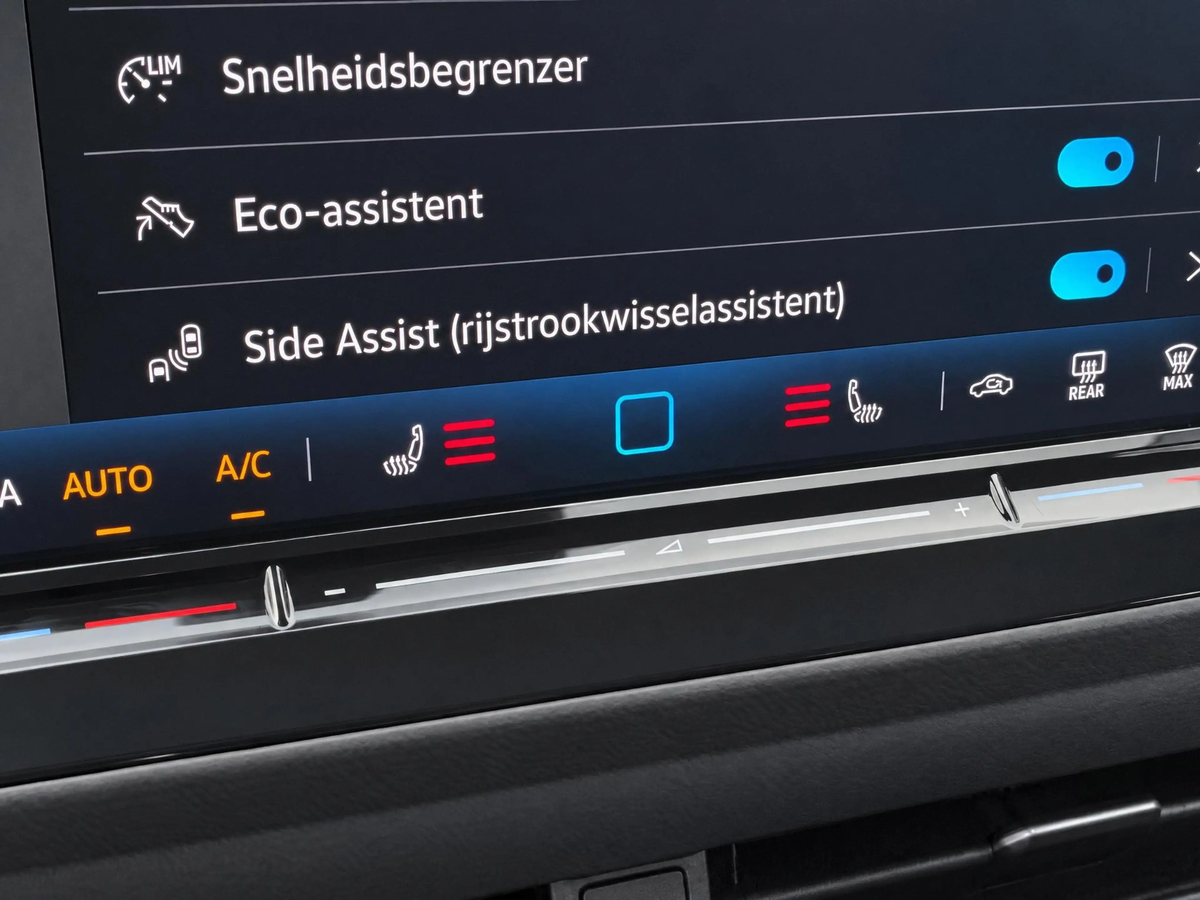 Volkswagen T-Roc 1.5 eTSI 150pk DSG R-Line First Edition · Camera · — photo 12