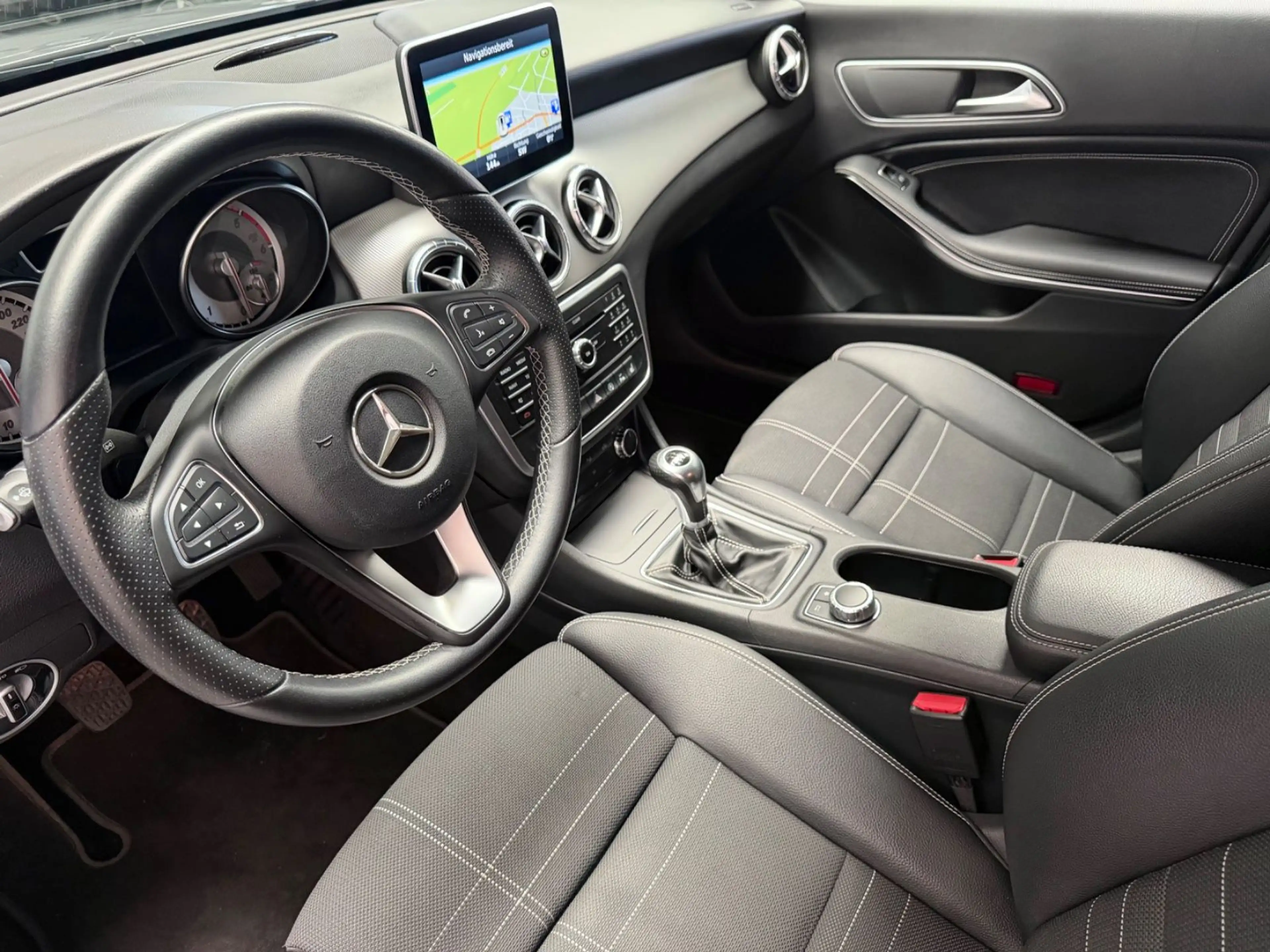Mercedes-Benz CLA 180 /Navigation/Xenon — photo 7