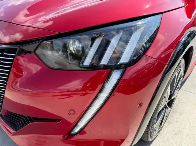 Peugeot 208 view 11