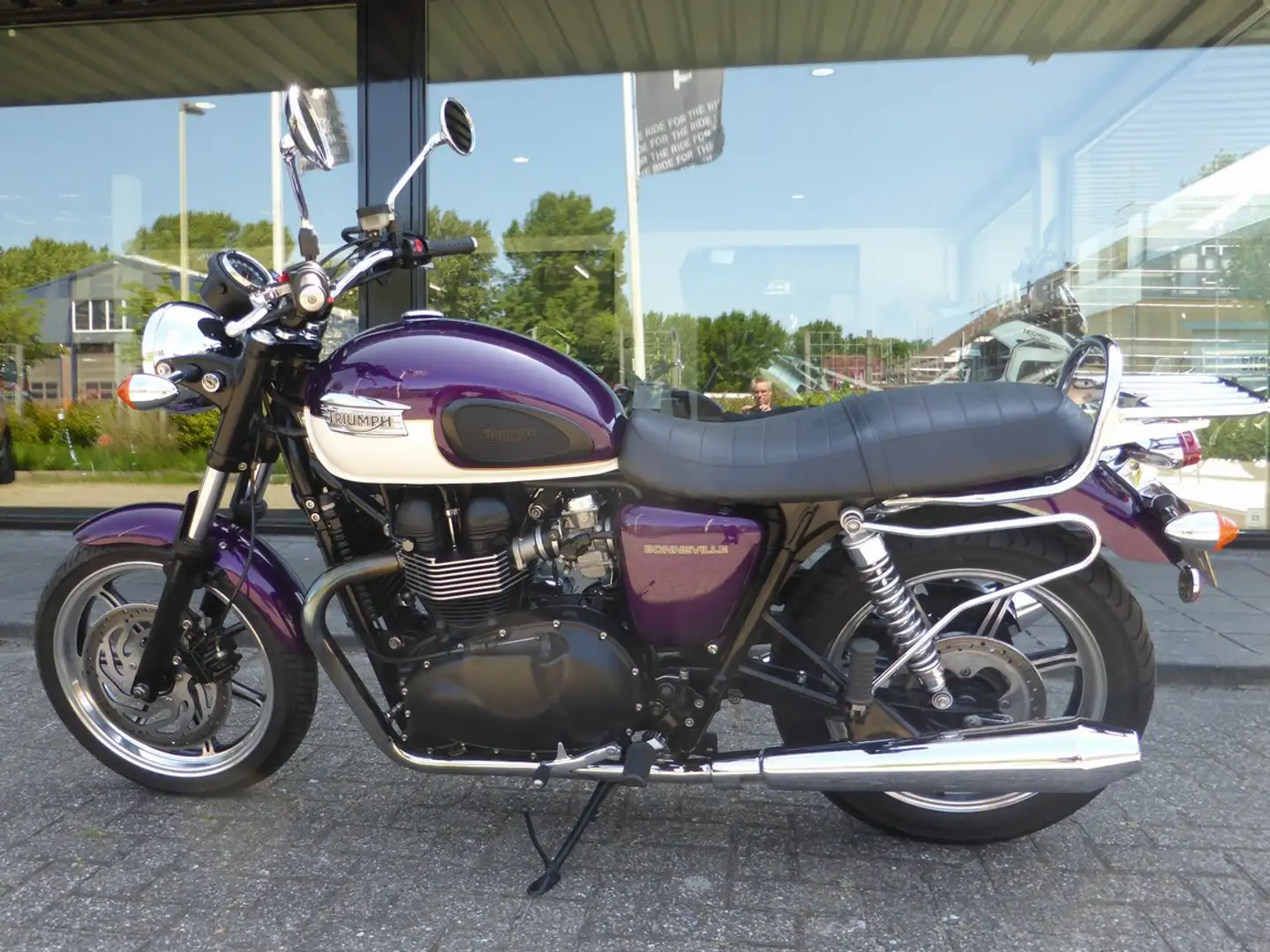 Triumph Bonneville SE Violett - 2
