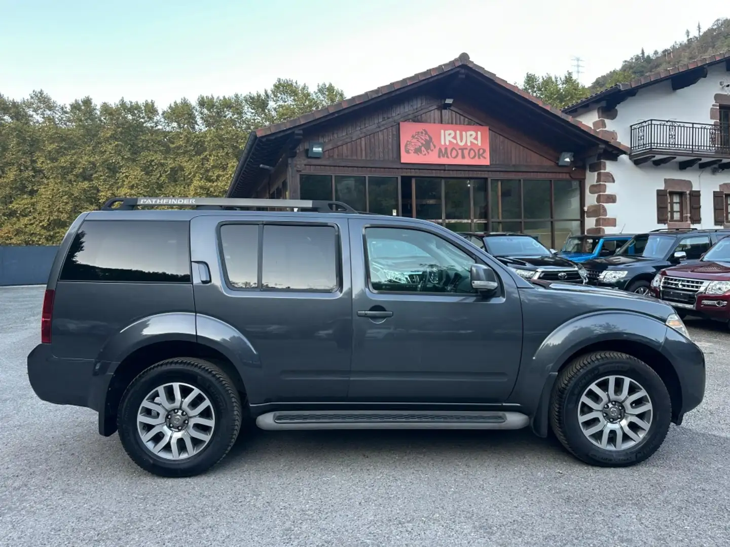 Nissan Pathfinder 2.5dCi LE A/T Gris - 1