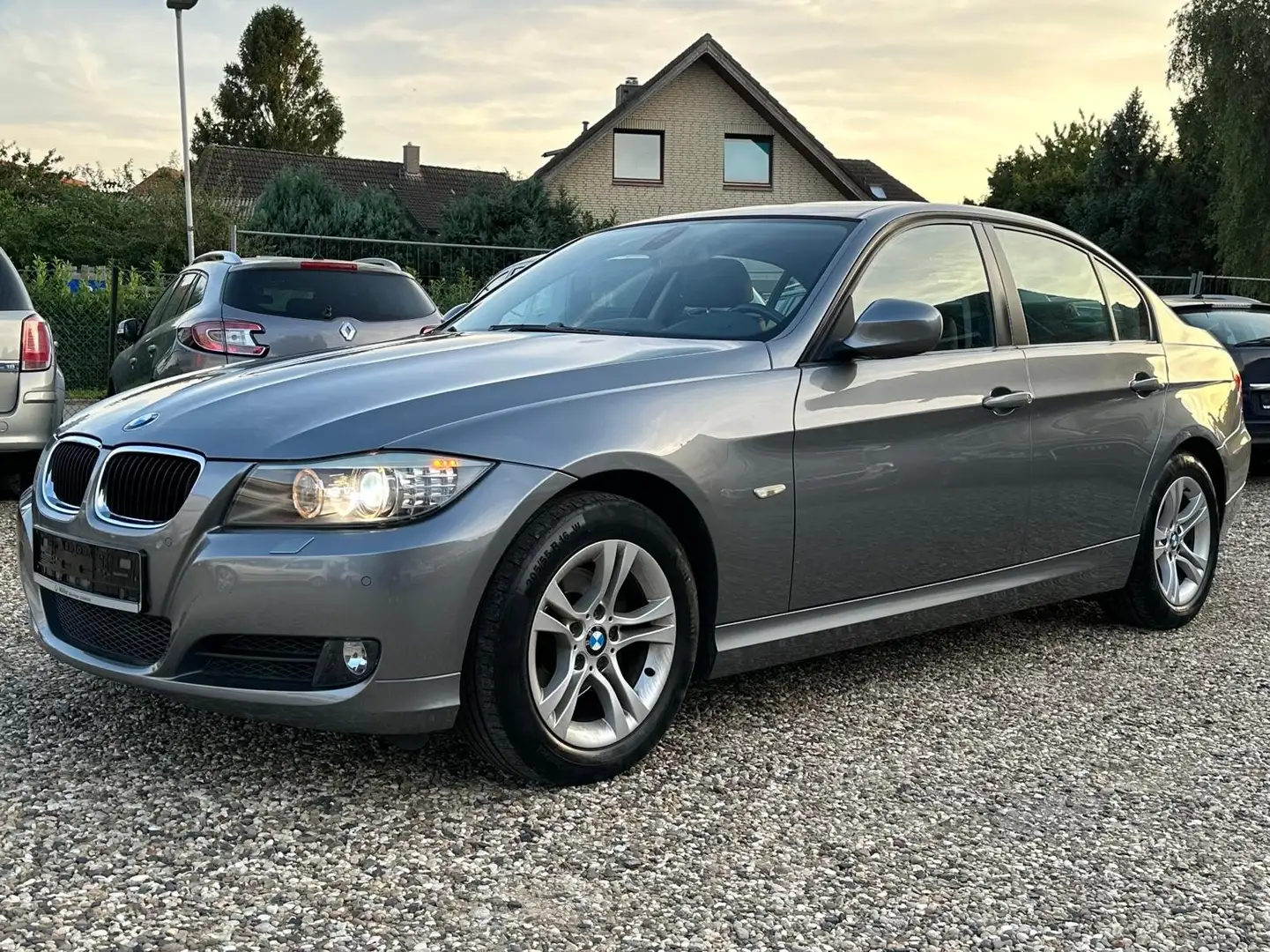 BMW 318 318d Scheckheft Xenon SHZ PDC Leder S.Dach Navi Grau - 1