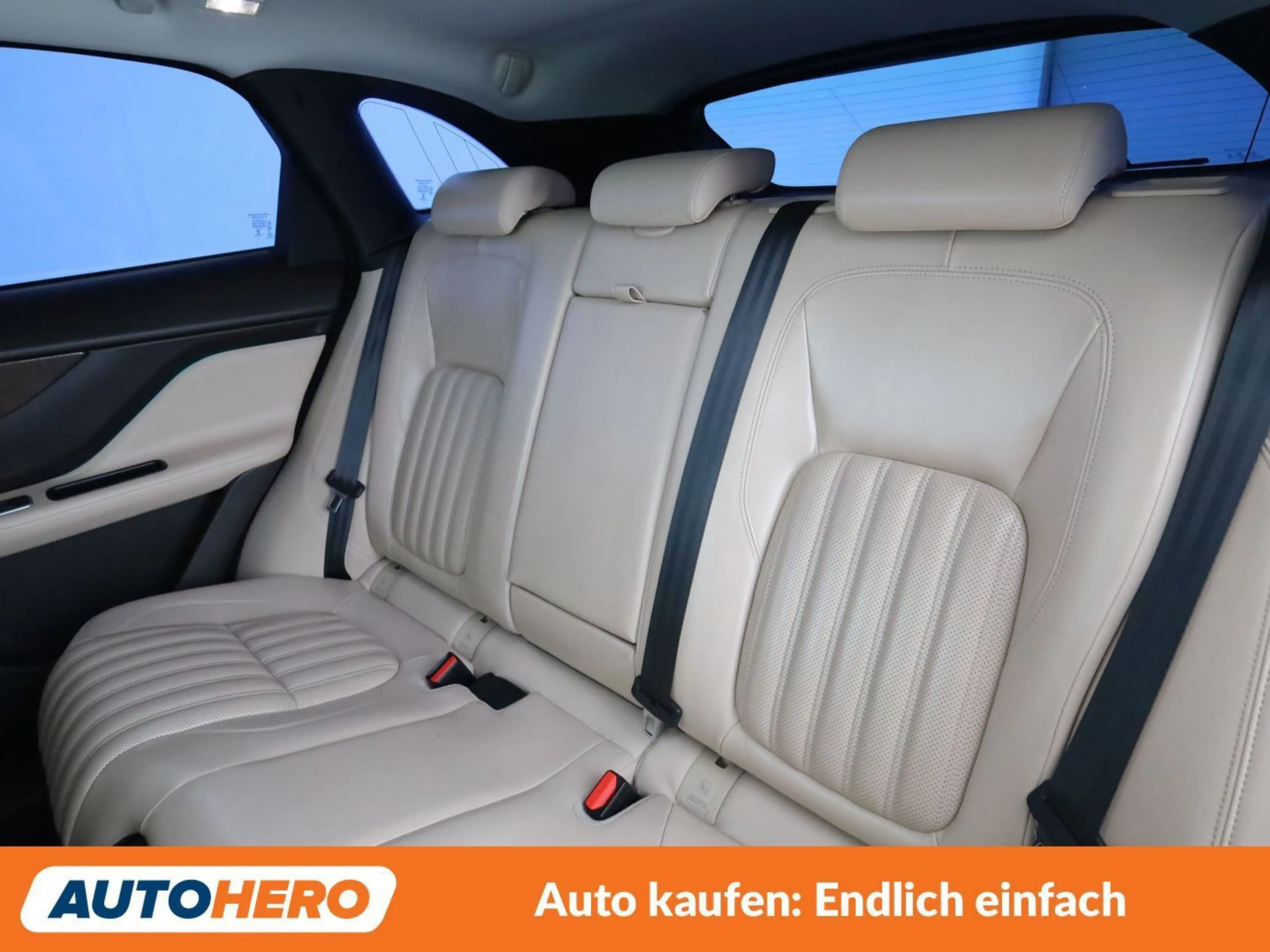 Jaguar F-Pace 30d Portfolio AWD — photo 14