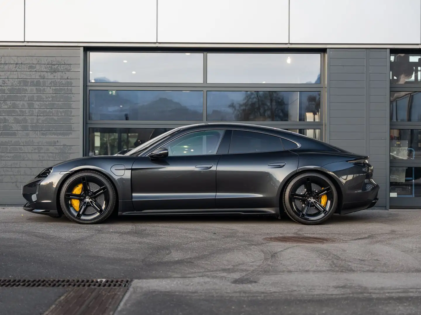 Porsche Taycan Turbo S Grau - 2