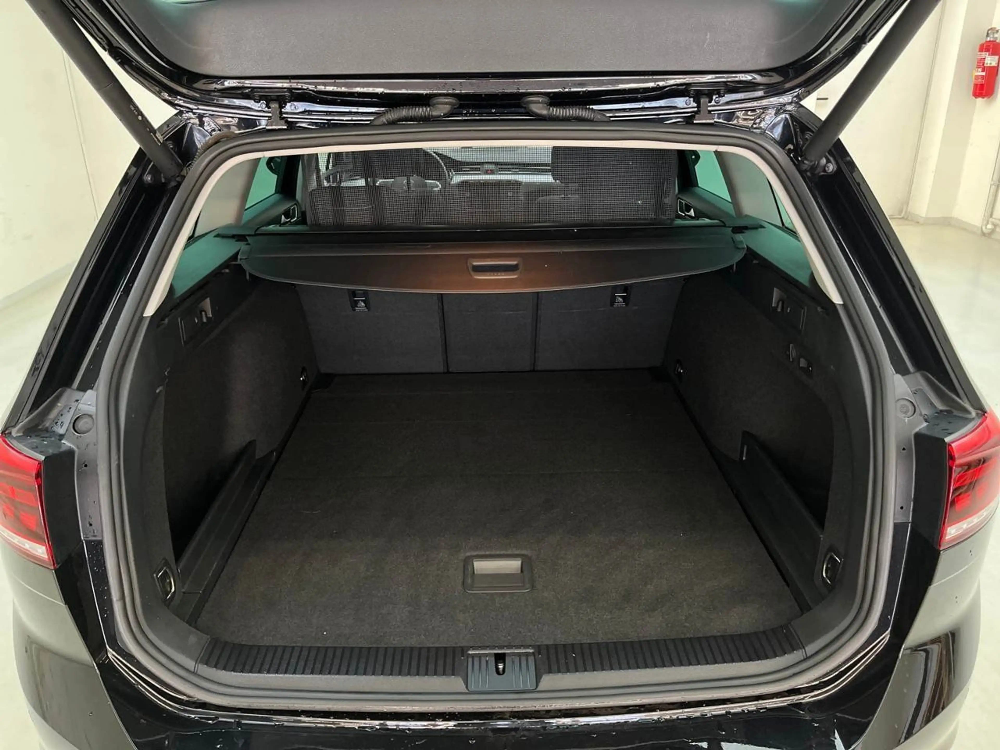 Volkswagen Passat Variant 2.0 TDI Business AHK ACC LED — photo 14