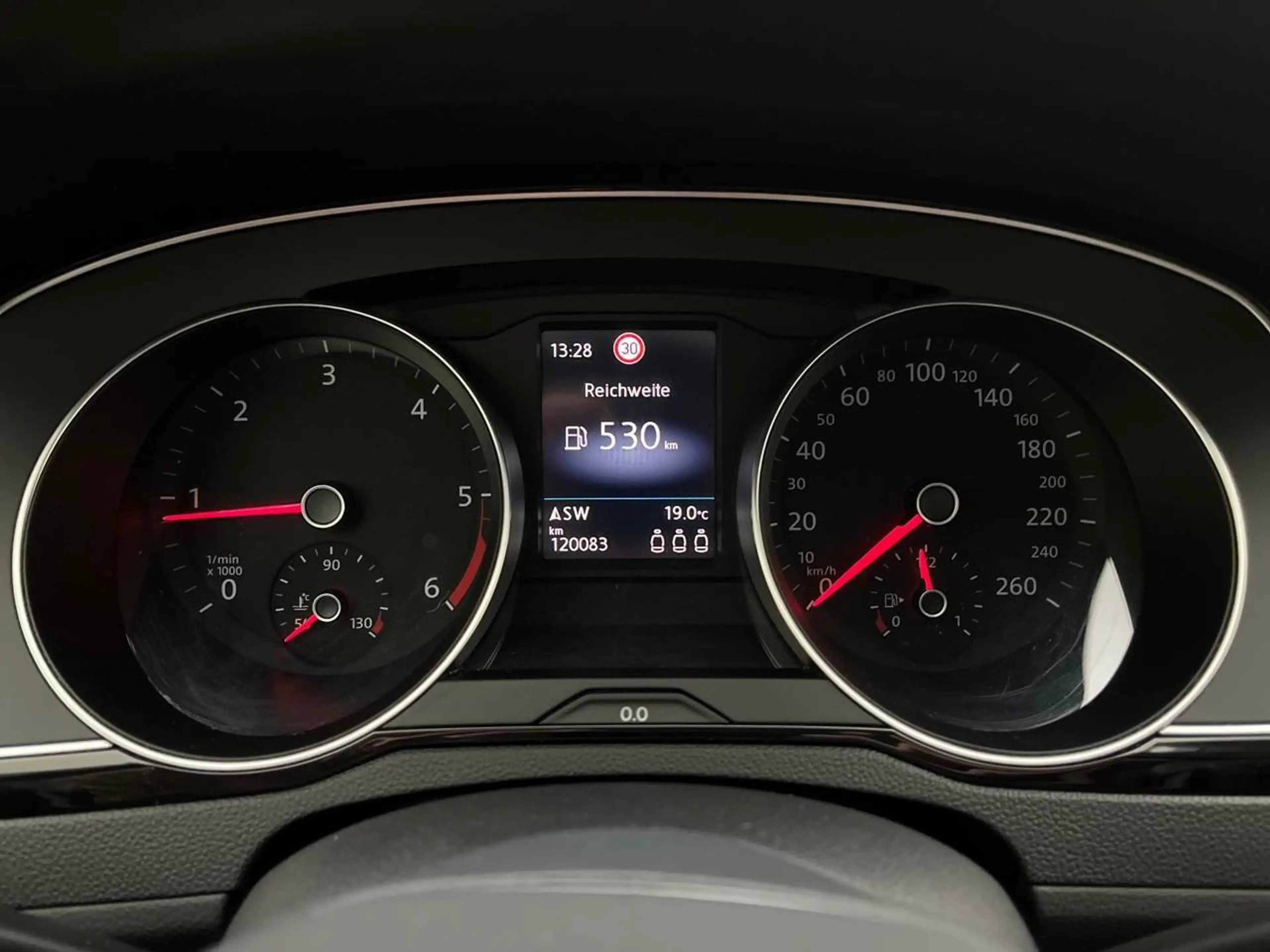 Volkswagen Passat Variant 2.0 TDI Business AHK ACC LED — photo 11