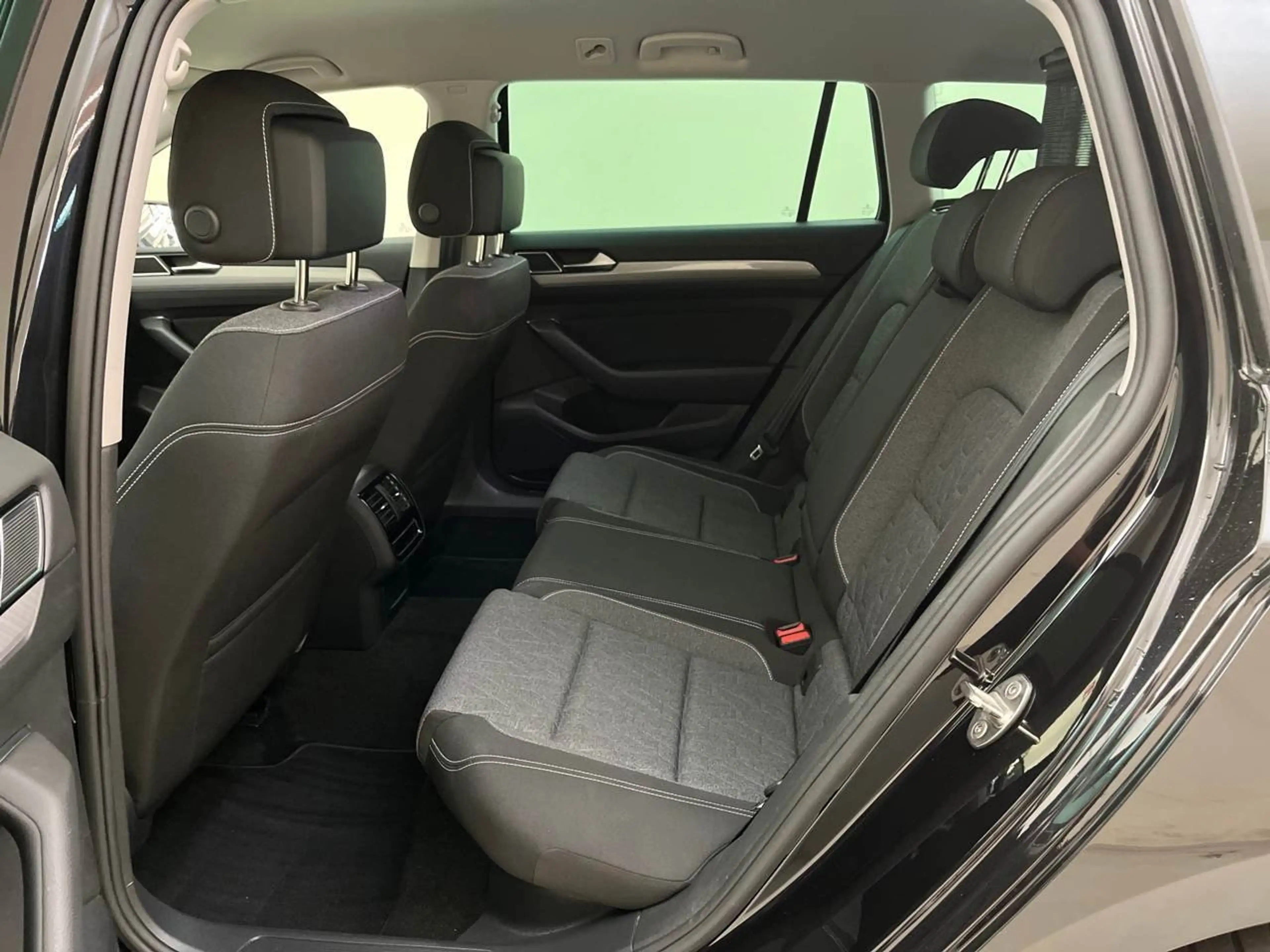 Volkswagen Passat Variant 2.0 TDI Business AHK ACC LED — photo 12