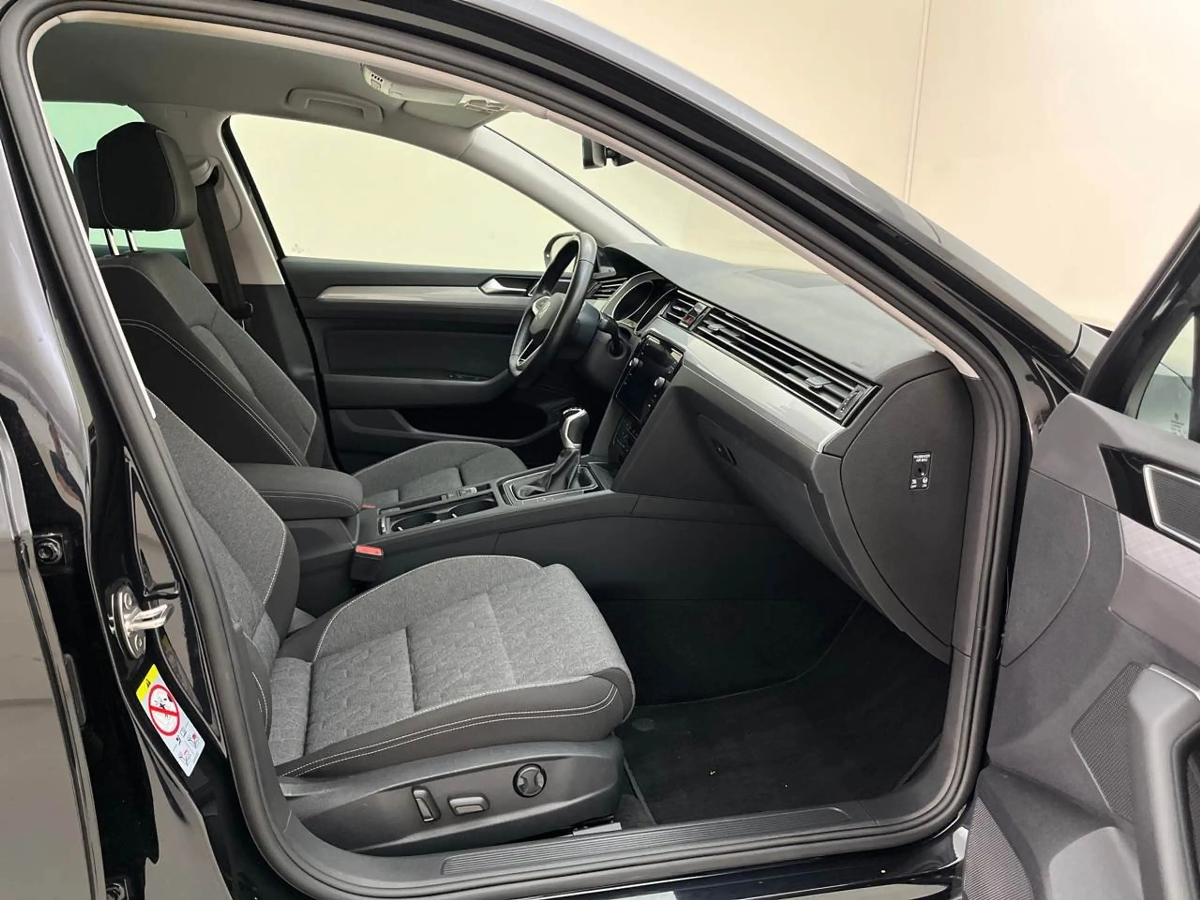 Volkswagen Passat Variant 2.0 TDI Business AHK ACC LED — photo 10
