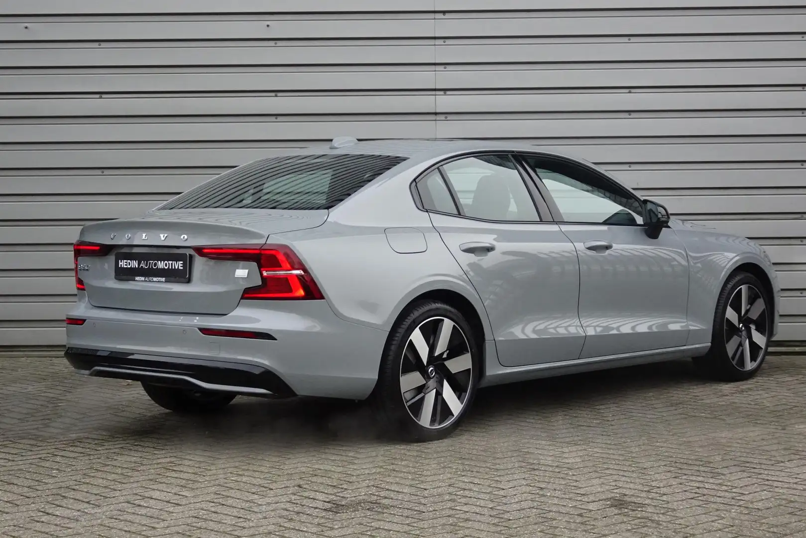 Volvo S60 2.0 Recharge T6 AWD Plus Dark Harman Kardon | Pano Grijs - 2