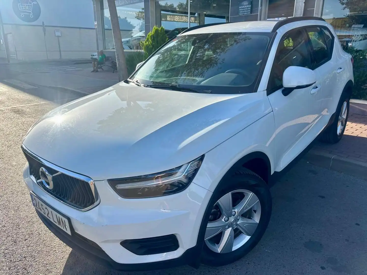 Volvo XC40 T2 Momentum Core Blanc - 2