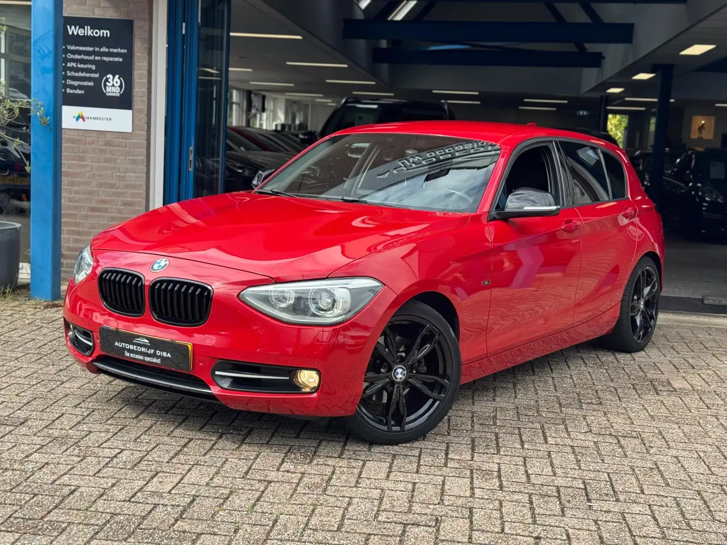BMW 118 1-serie 118i Business+ 2012 ROOD AUT NAVI AIRCO NA Rood - 2