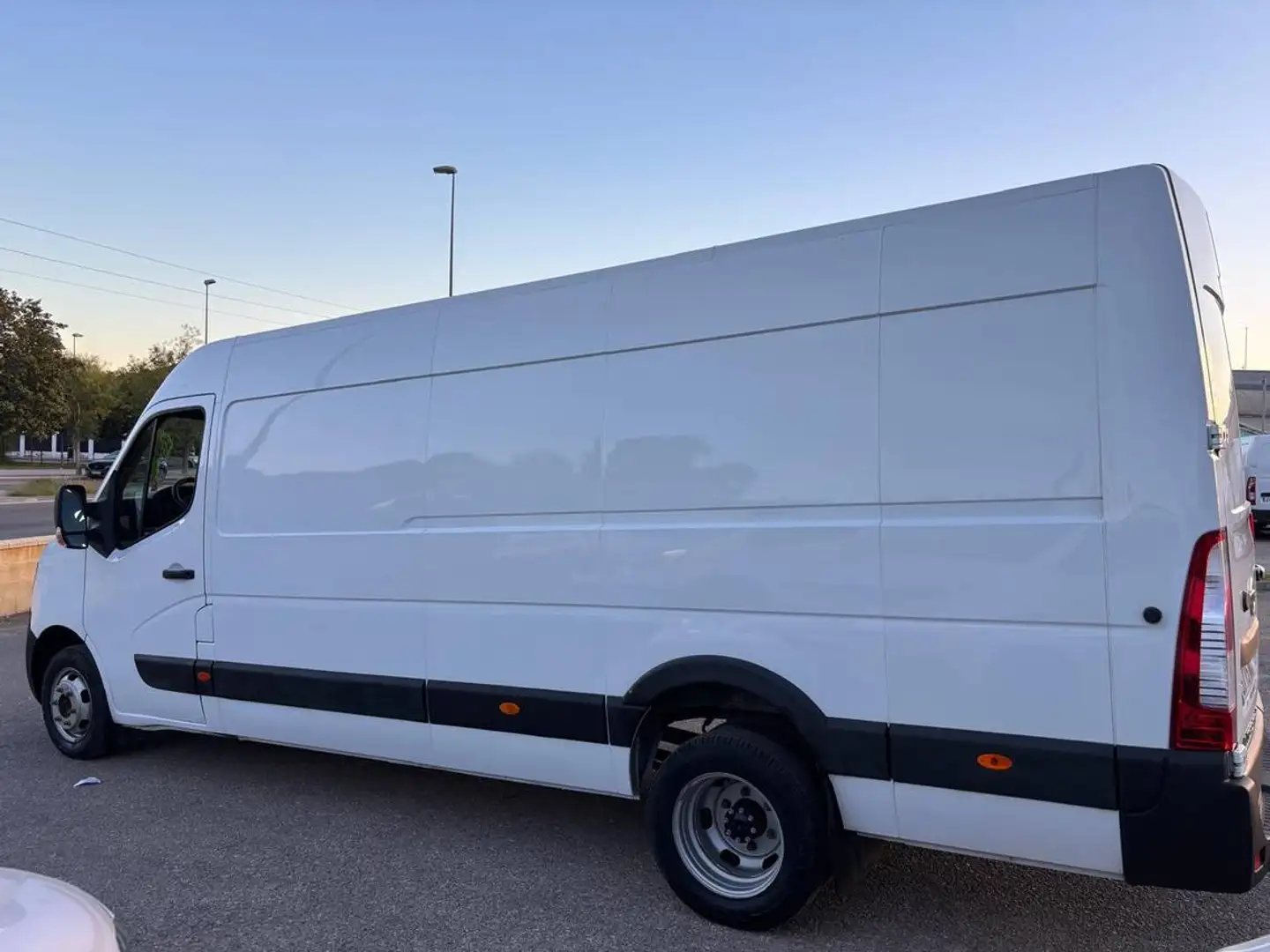 Nissan Interstar 2.3 DCI Weiß - 2
