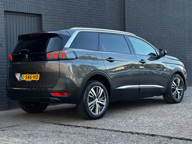 Peugeot 5008 view 9
