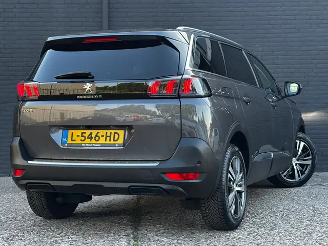 Peugeot 5008 view 4