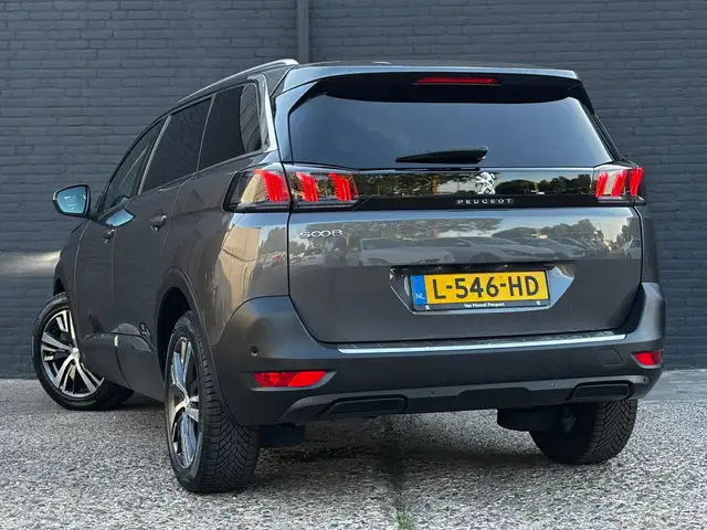 Peugeot 5008 view 5
