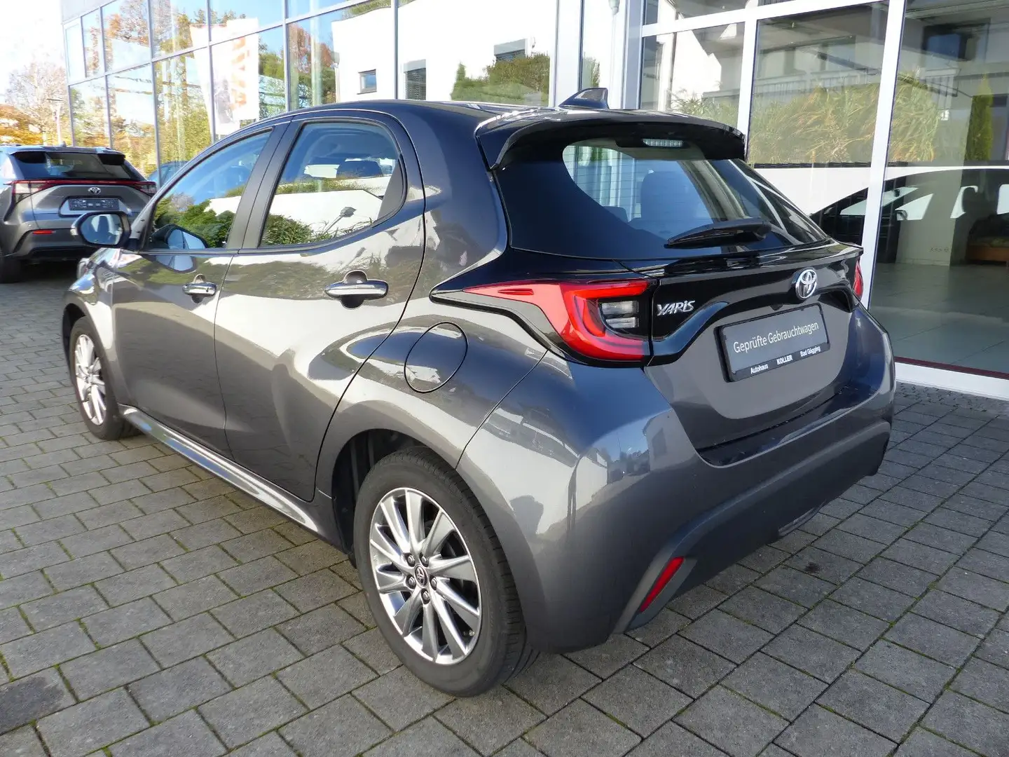 Toyota Yaris 1.5 VVT-iE Klimaautom. LED SHZ Alu Gris - 2