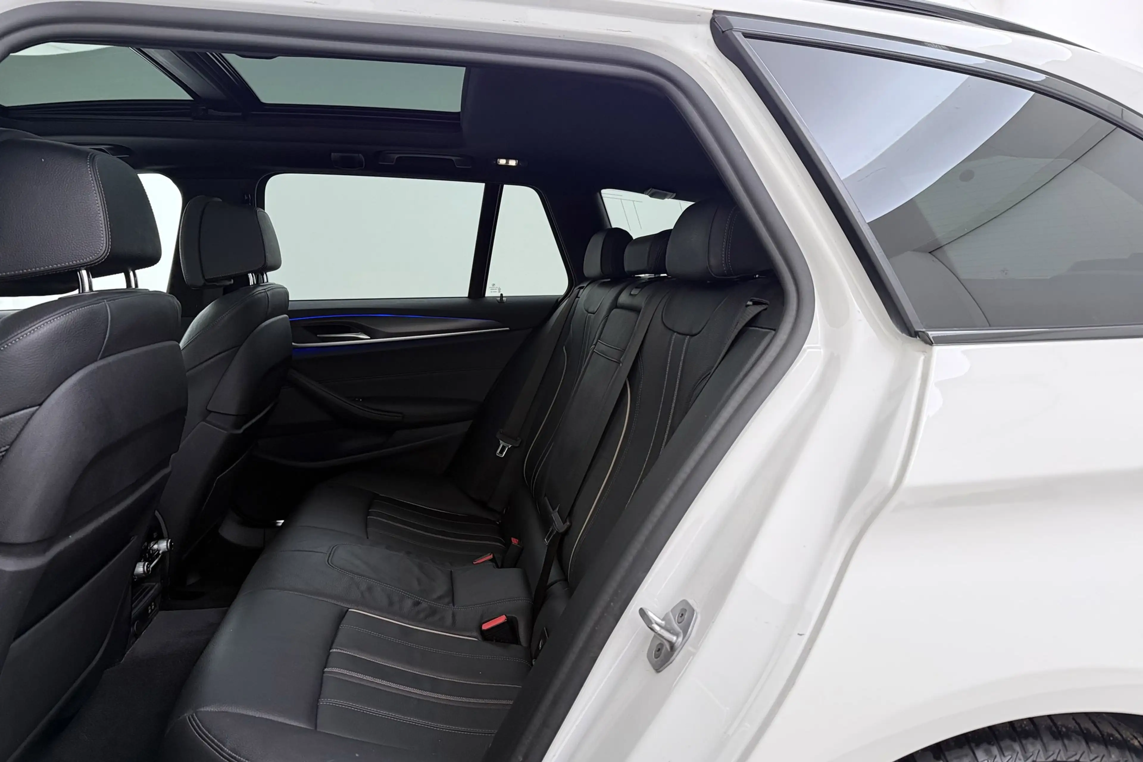 BMW 520 5-serie Touring 520i High Executive M-Sport | Pano — photo 16