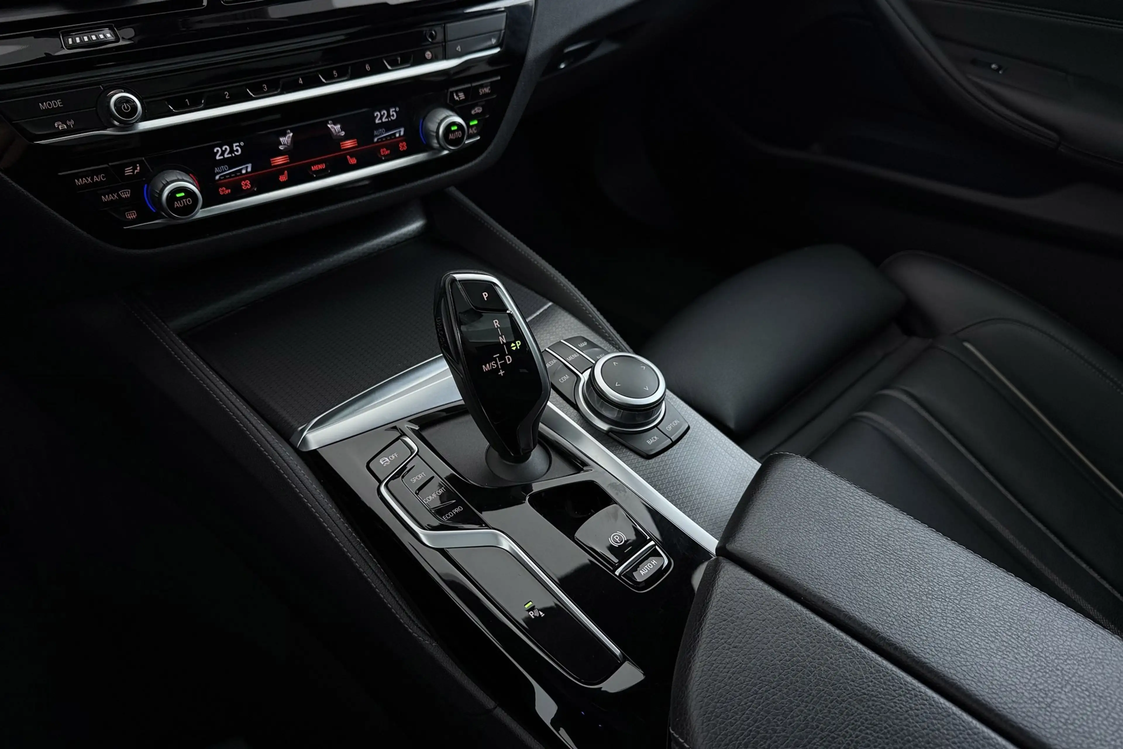 BMW 520 5-serie Touring 520i High Executive M-Sport | Pano — photo 36