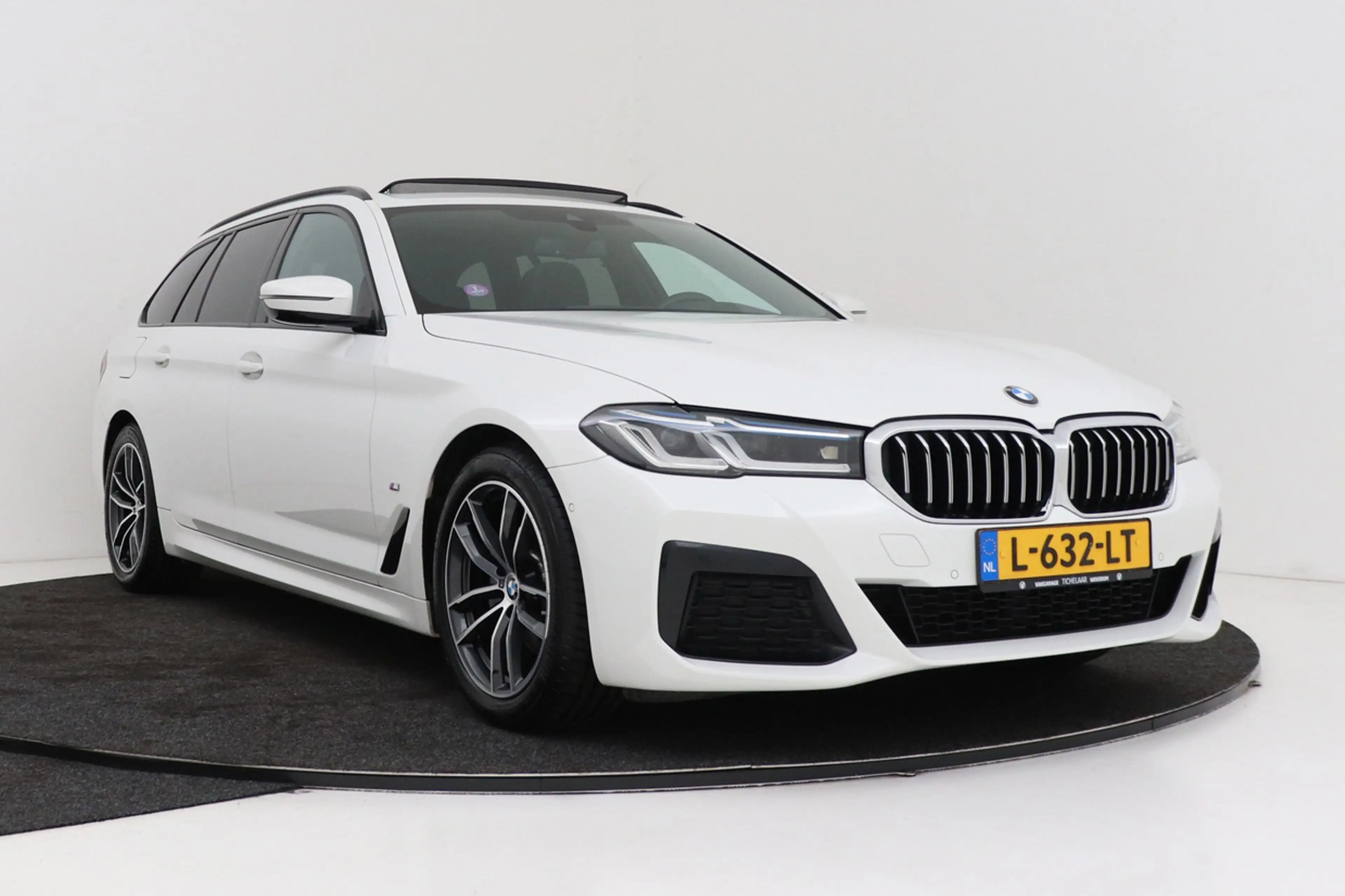 BMW 520 5-serie Touring 520i High Executive M-Sport | Pano — photo 12