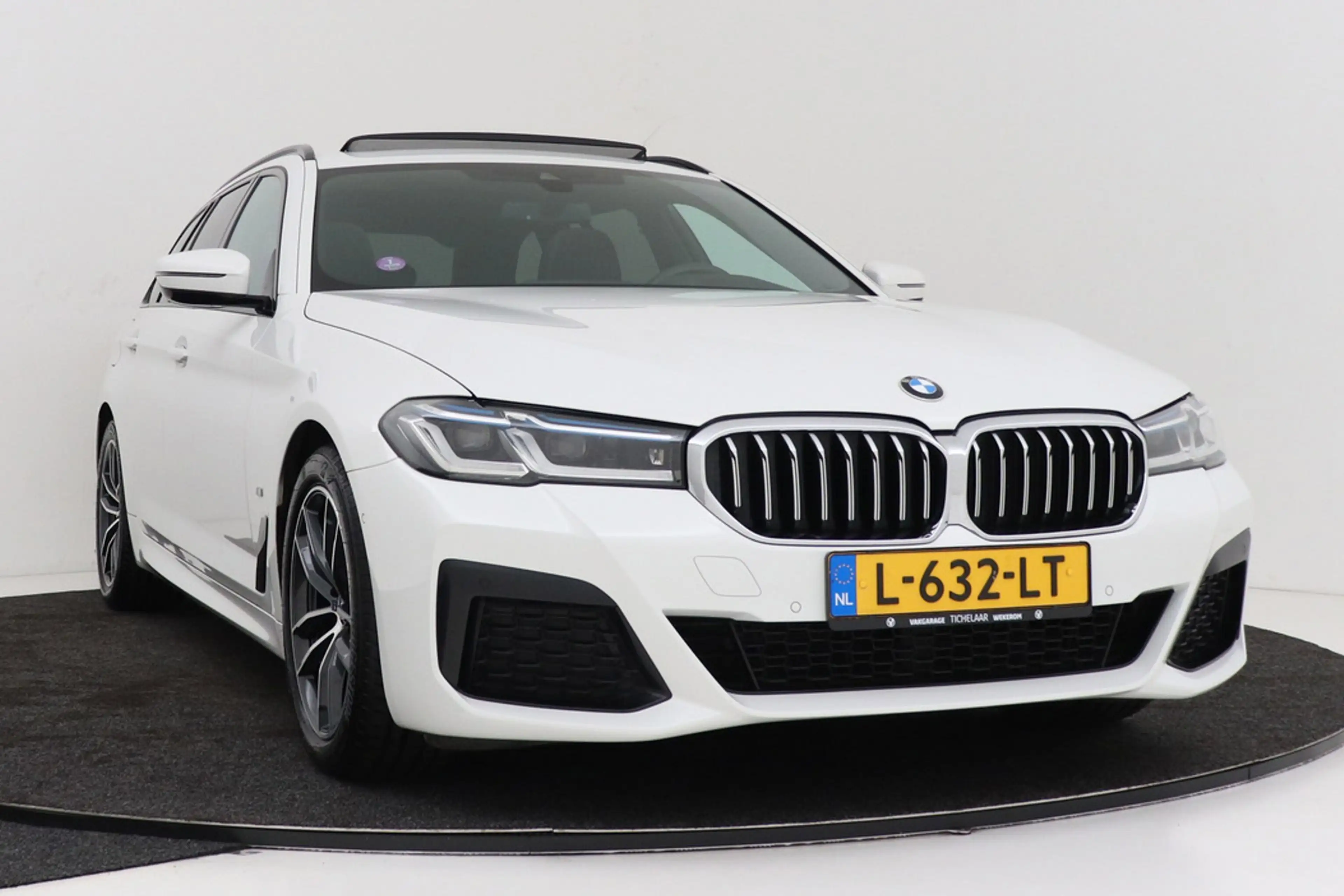 BMW 520 5-serie Touring 520i High Executive M-Sport | Pano — photo 13