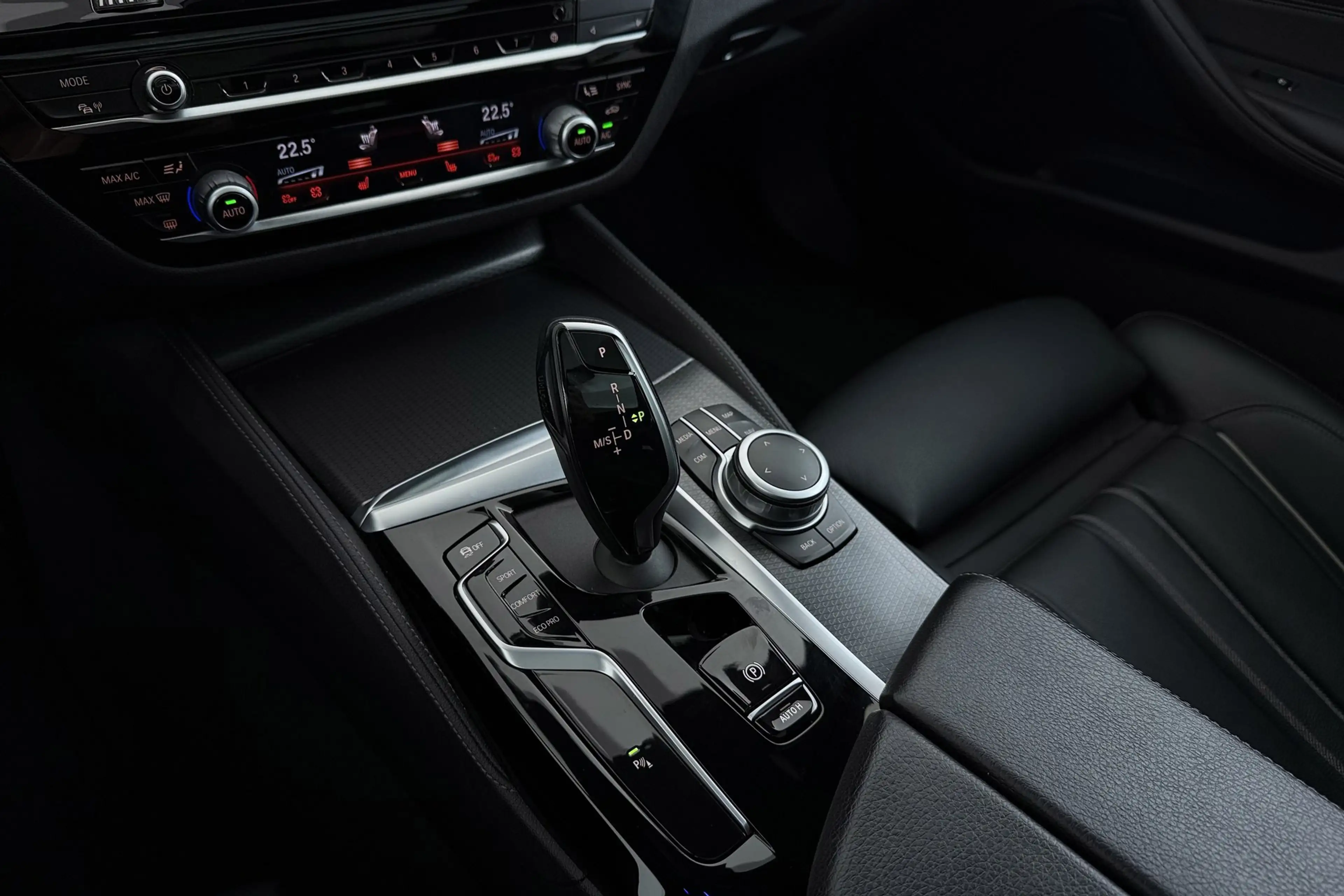 BMW 520 5-serie Touring 520i High Executive M-Sport | Pano — photo 34