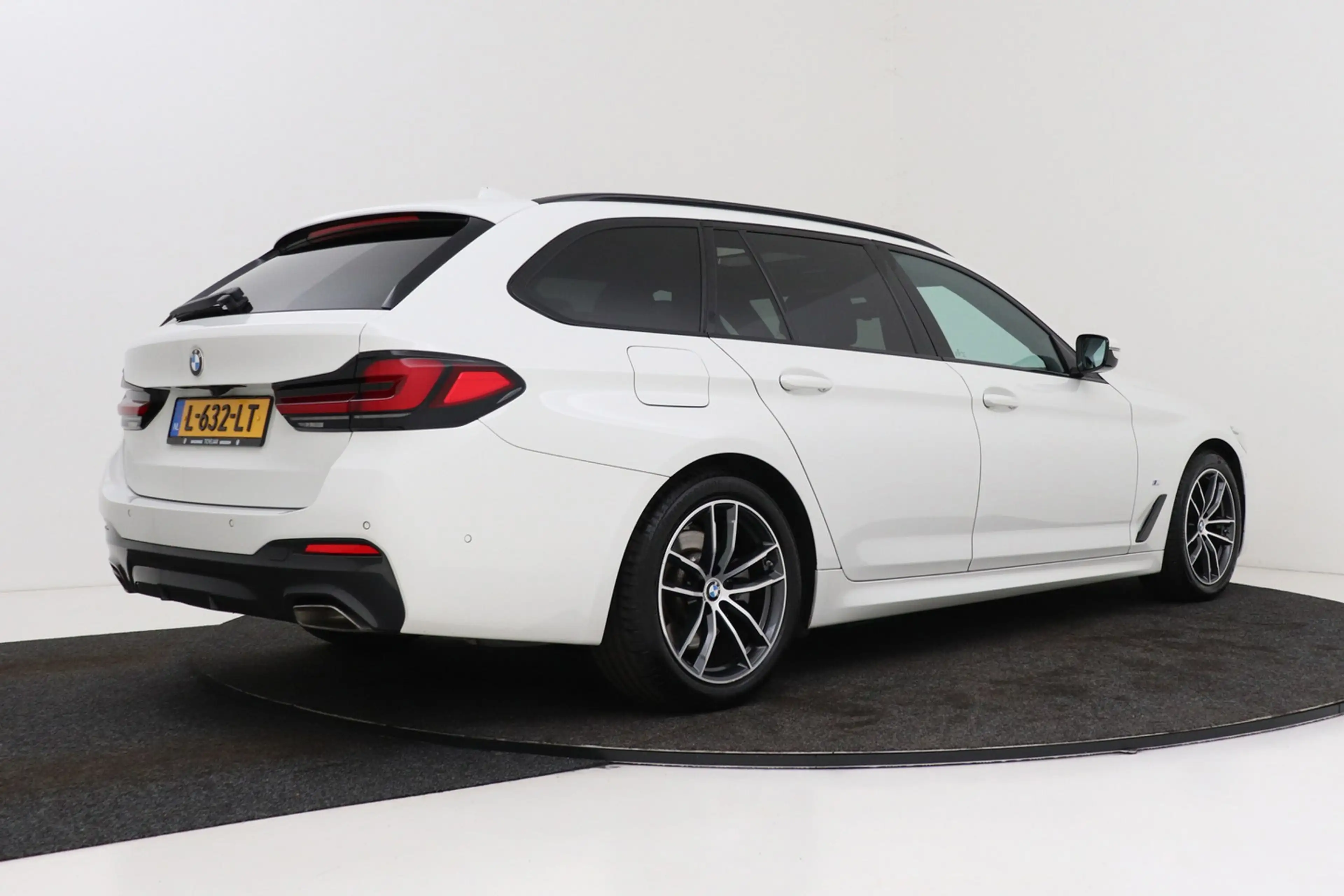 BMW 520 5-serie Touring 520i High Executive M-Sport | Pano — photo 2