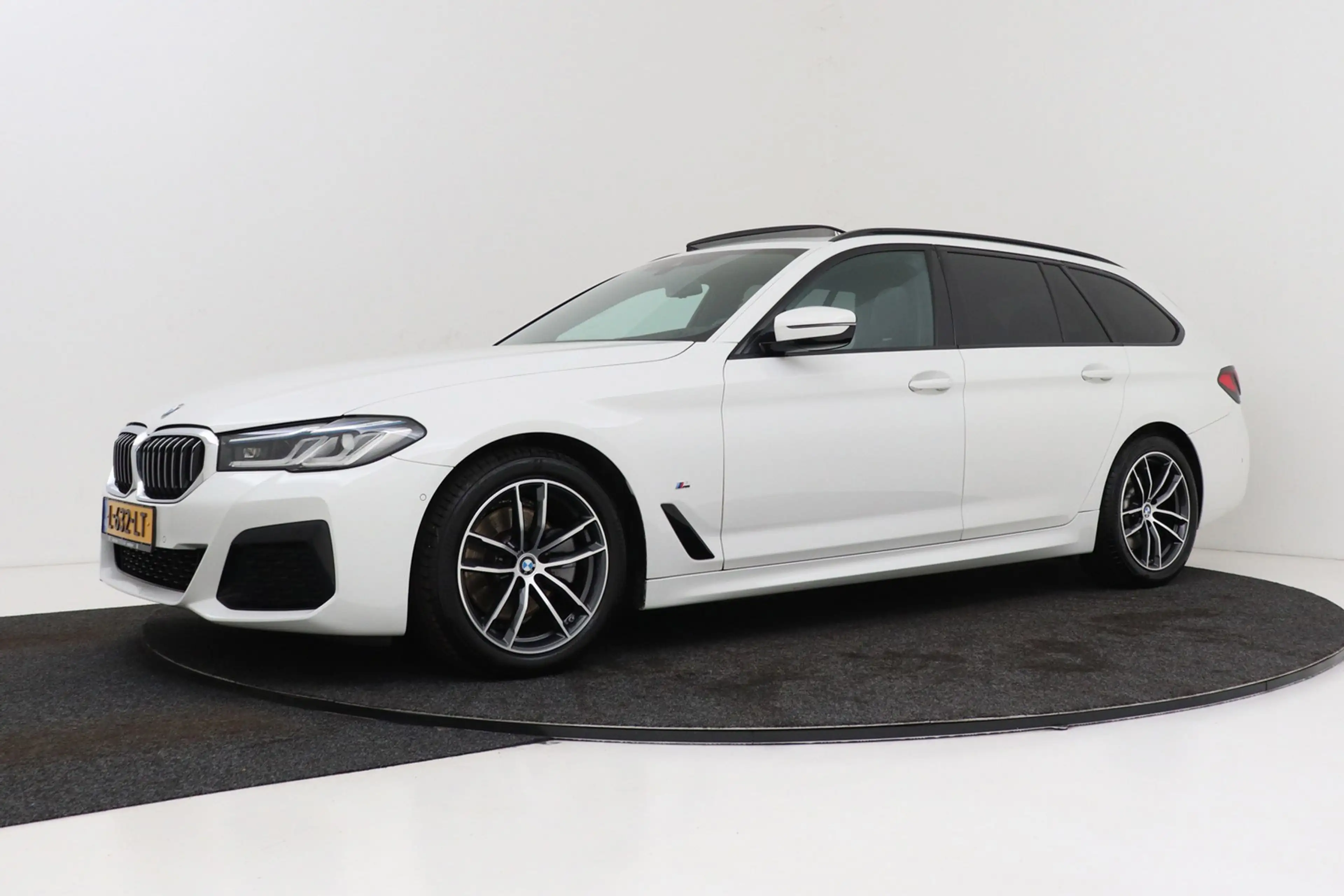 BMW 520 5-serie Touring 520i High Executive M-Sport | Pano — photo 6