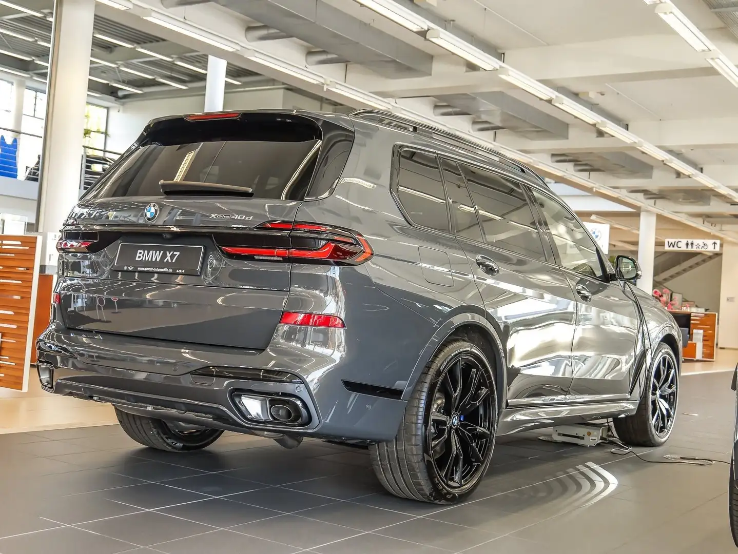 BMW X7 xDrive40d MSport+ PanoSky + AHK + PAprof.+22" Grijs - 2