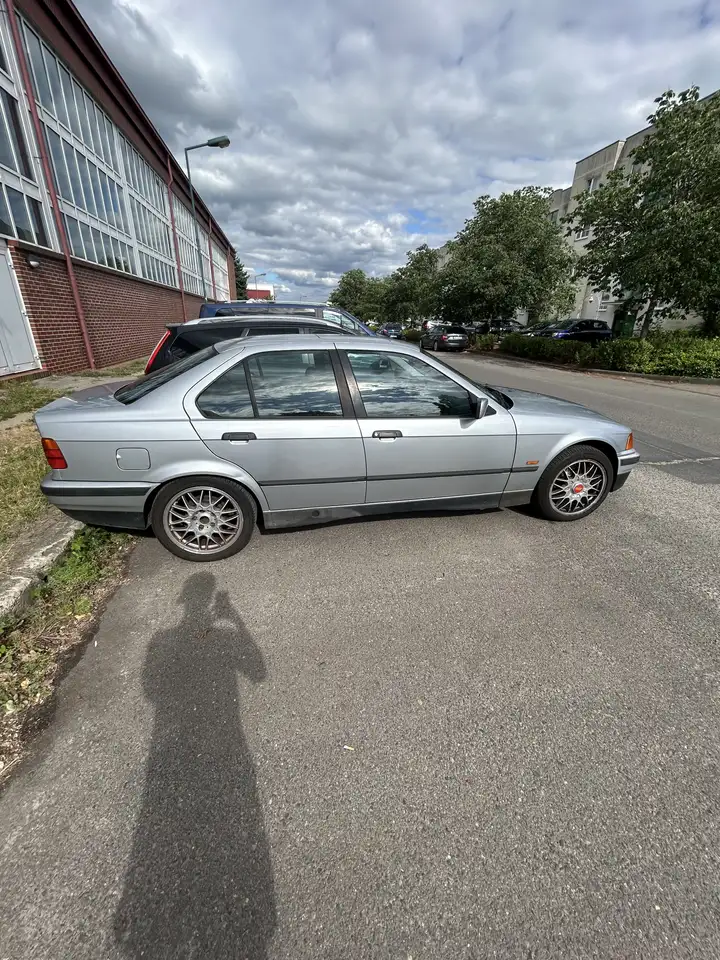 BMW 318i touring, foto 2