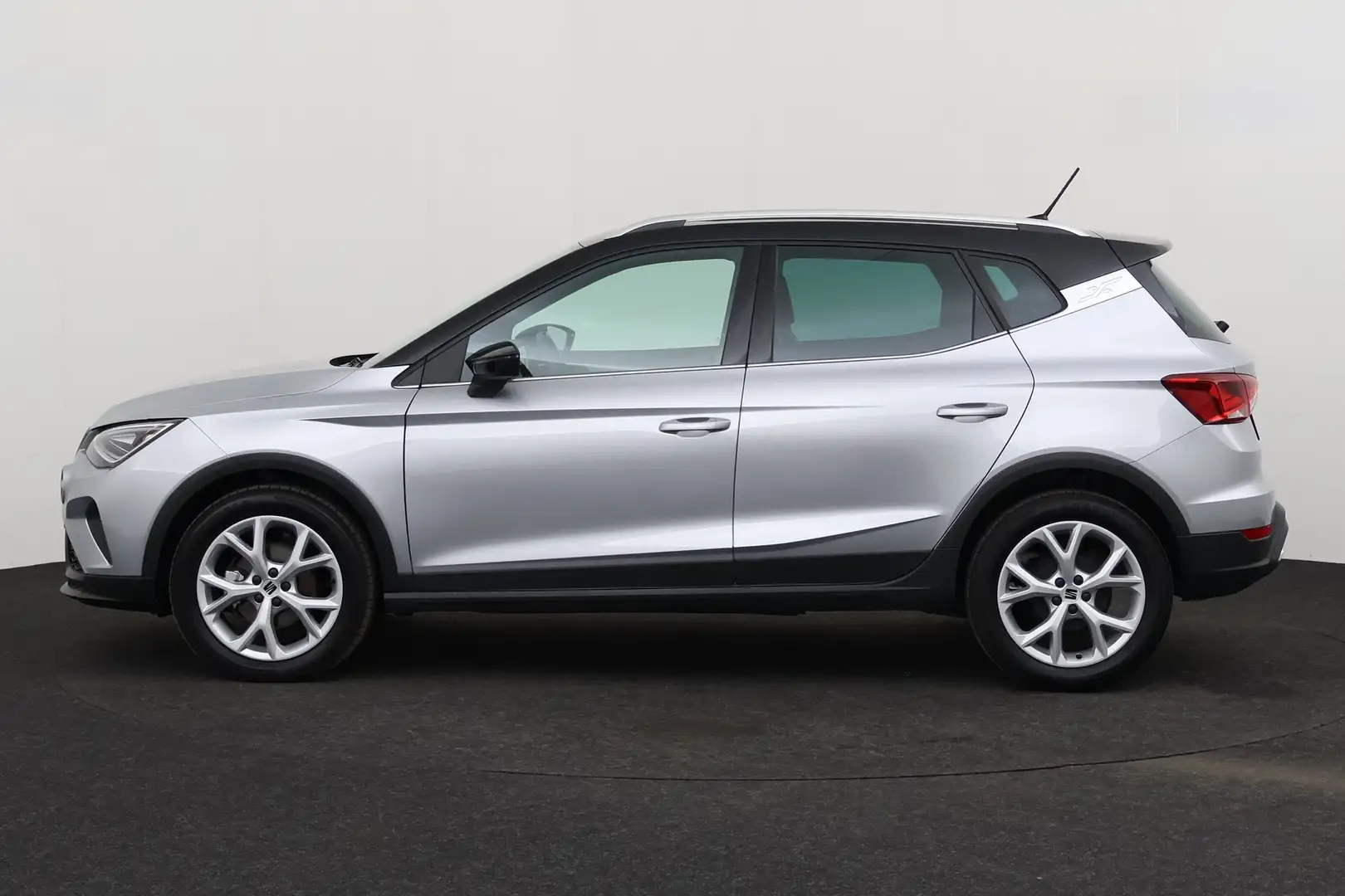 SEAT Arona 1.0 MT ECOTSI  + CARPLAY + PDC + ALU Silber - 2