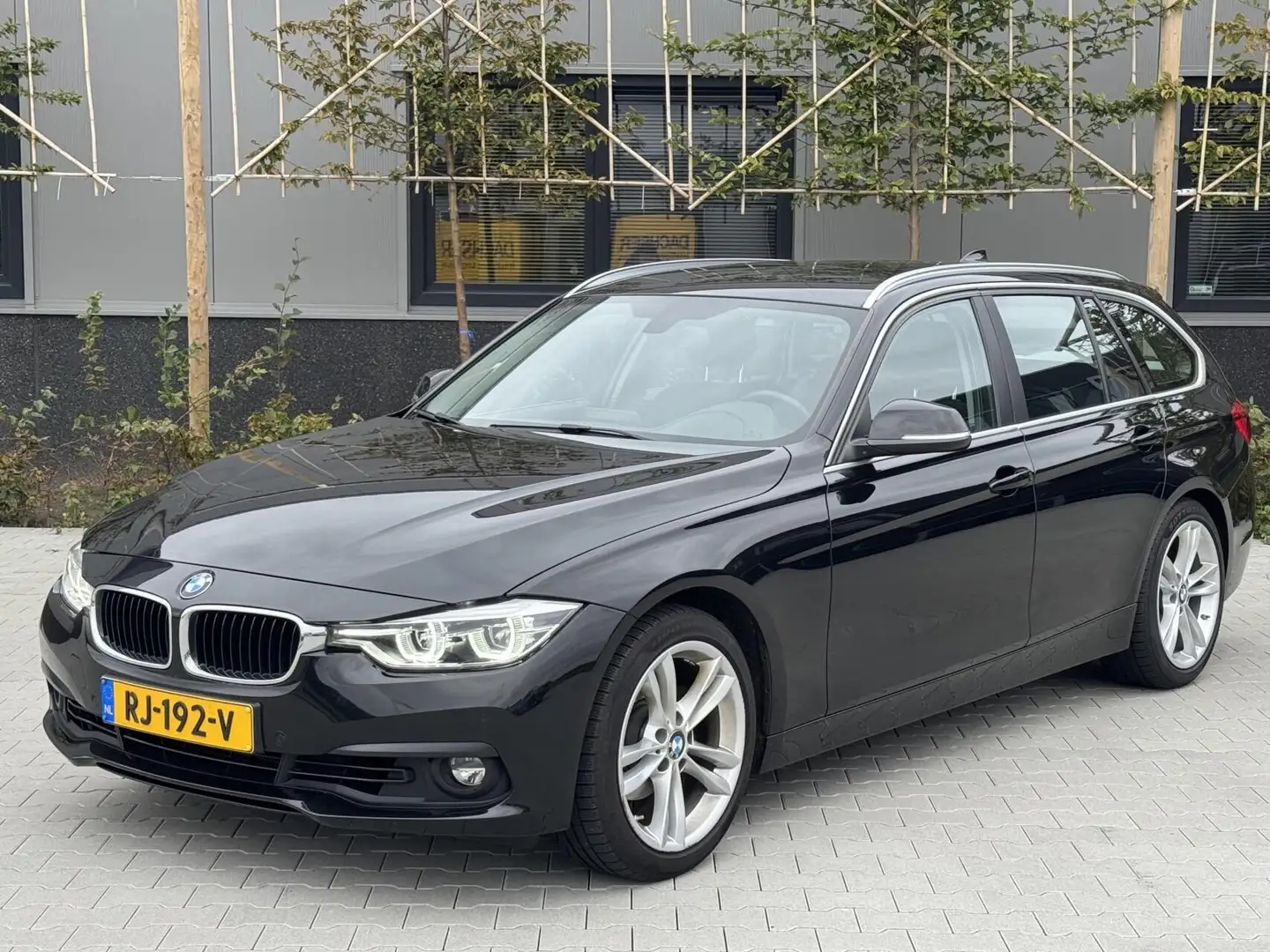 BMW 318 3-serie Touring 318i High Executive Zwart - 1