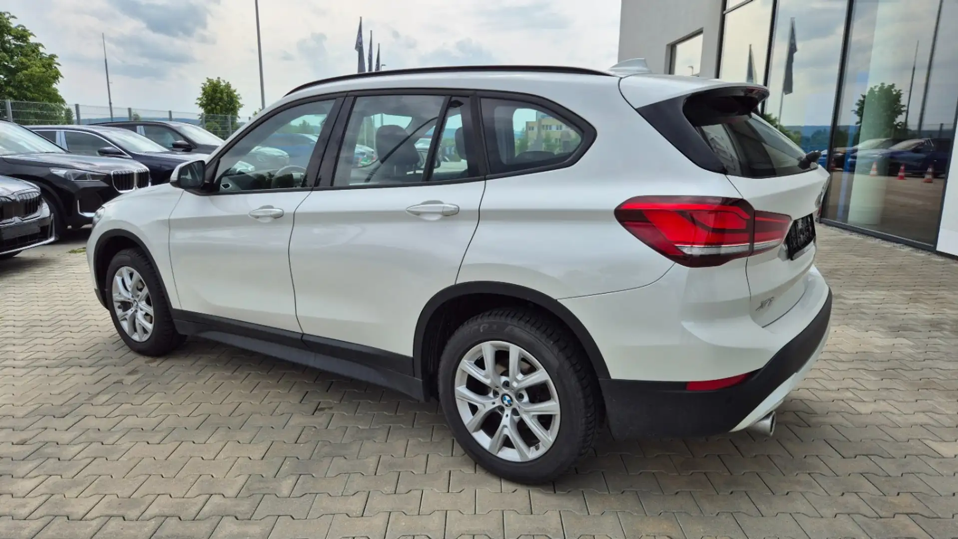 BMW X1 sDrive18i LED/AHK/Navi/ParkAss/Sportsitz/PDC Wit - 2