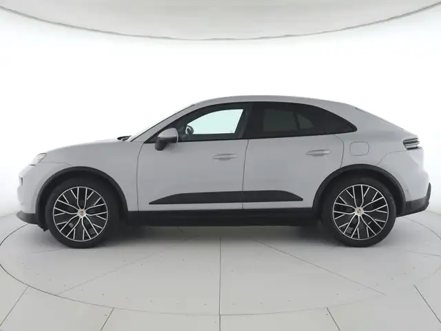 Porsche Macan view 5