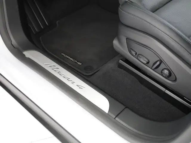 Porsche Macan view 11