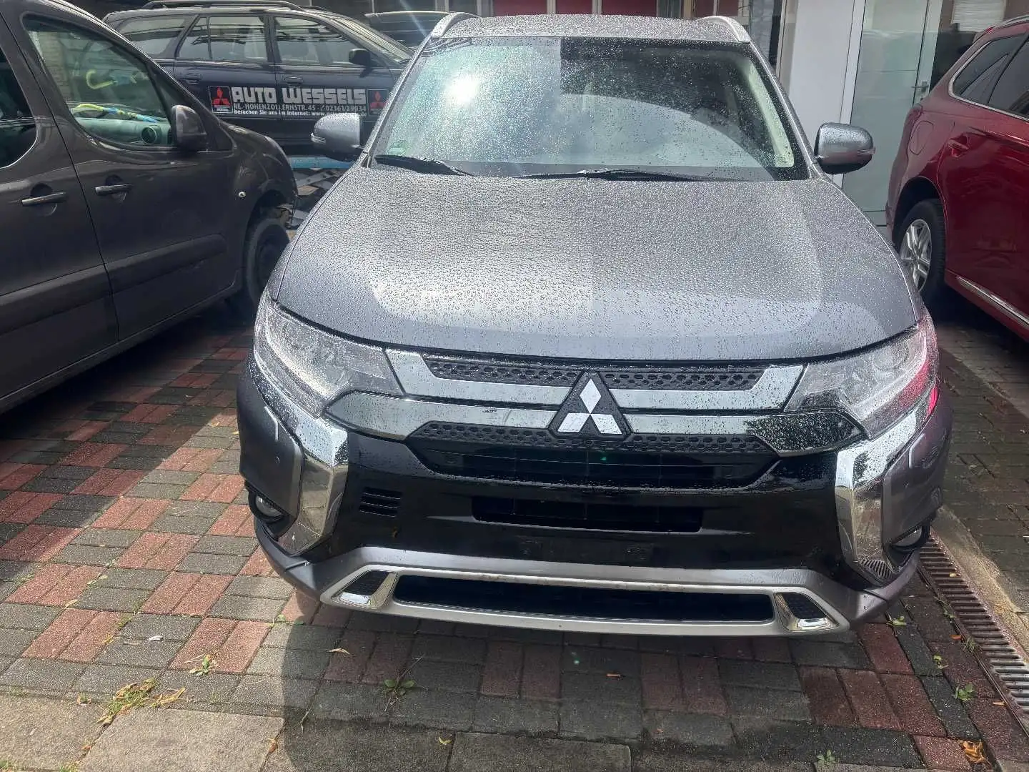 Mitsubishi Outlander PHEV BASIS Spirit 2.4 4WD mit AHK Grau - 1