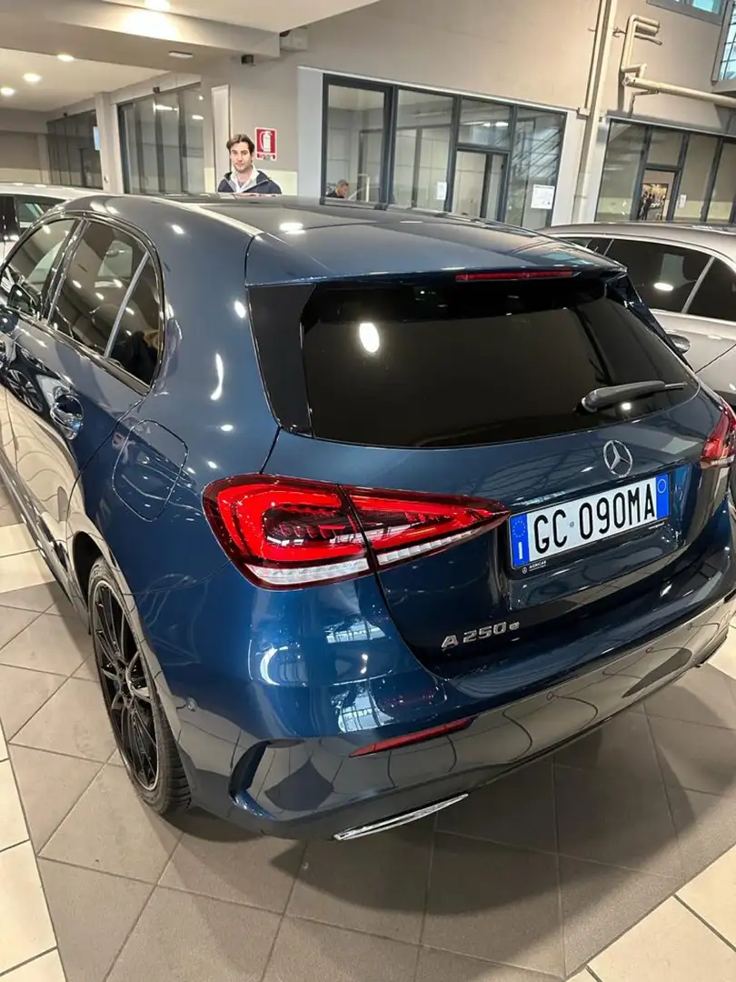 Mercedes-Benz A 250 e phev (eq-power) Premium auto Blauw - 1