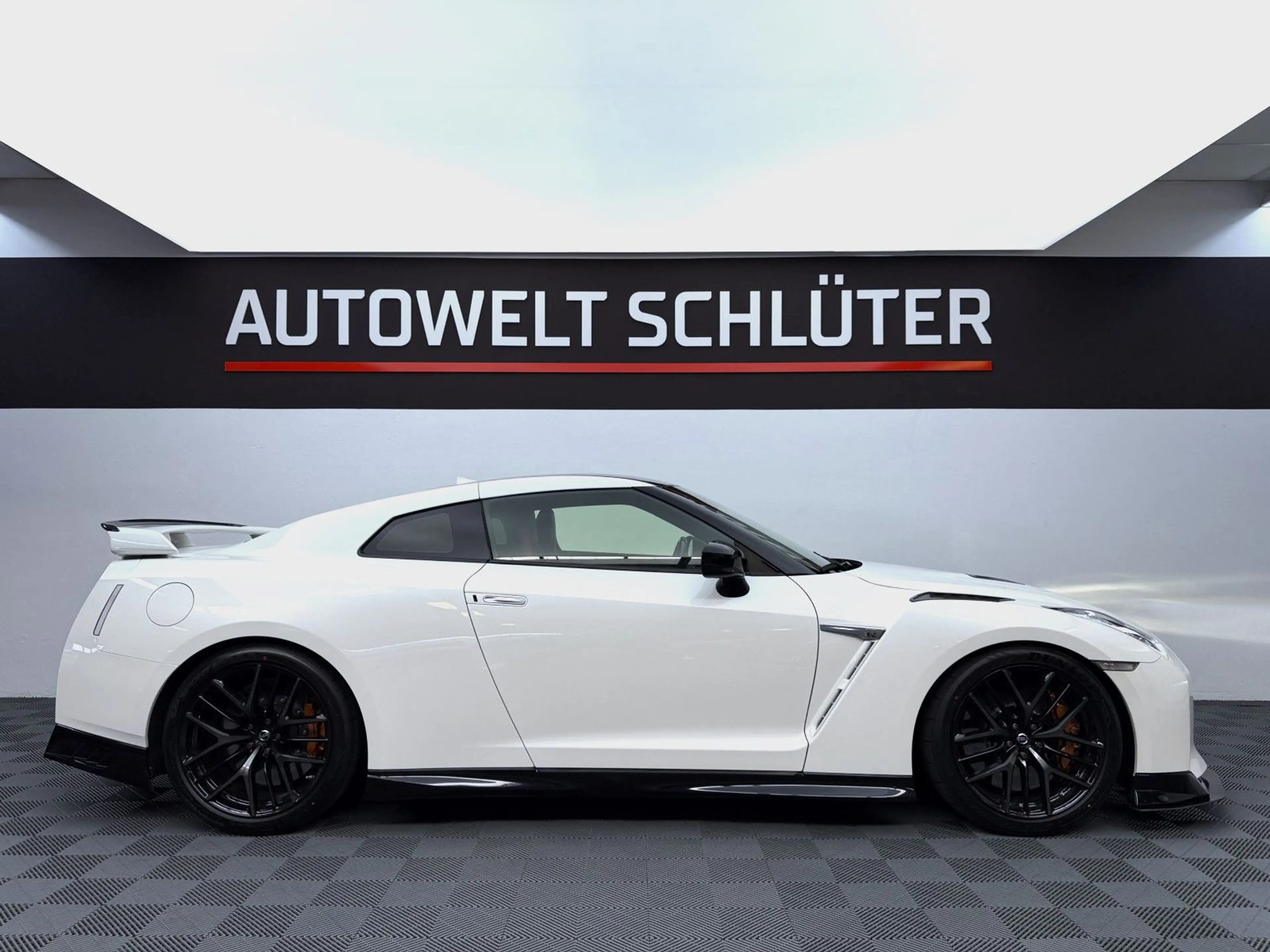 Nissan GT-R Black Edition — photo 7