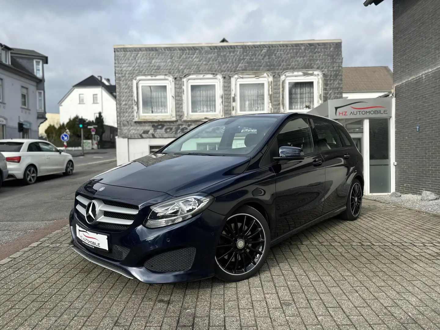 Mercedes-Benz B 250 AMG-Line*AHK*NAVI*TMP*SHZ*PDC*HARMAN KARDO Blau - 2