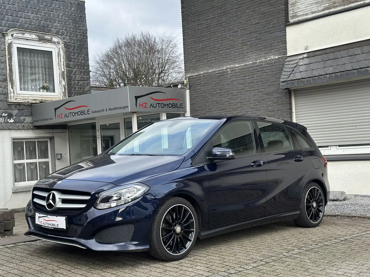 Mercedes-Benz B 250 AMG-Line*AHK*NAVI*TMP*SHZ*PDC*HARMAN KARDO Blau - 1