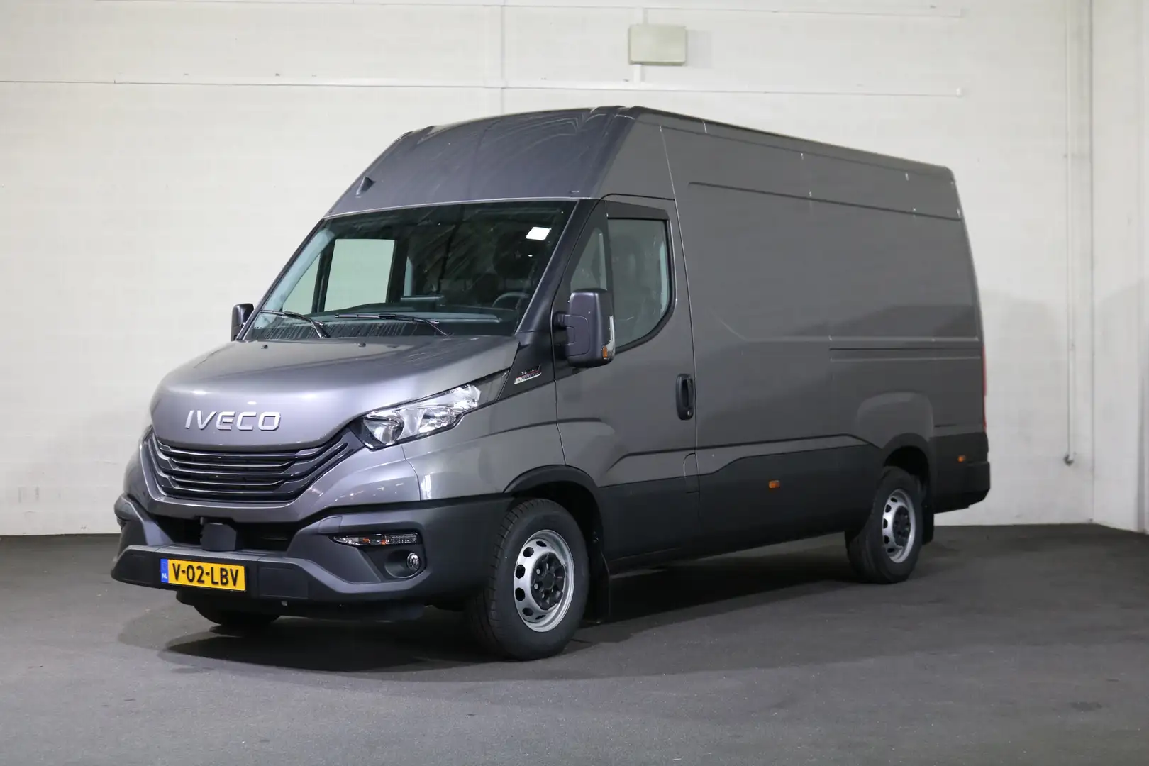 Iveco Daily 35S18 Hi-Matic L2 H2 Airco Navigatie Trekhaak Digi Grijs - 1