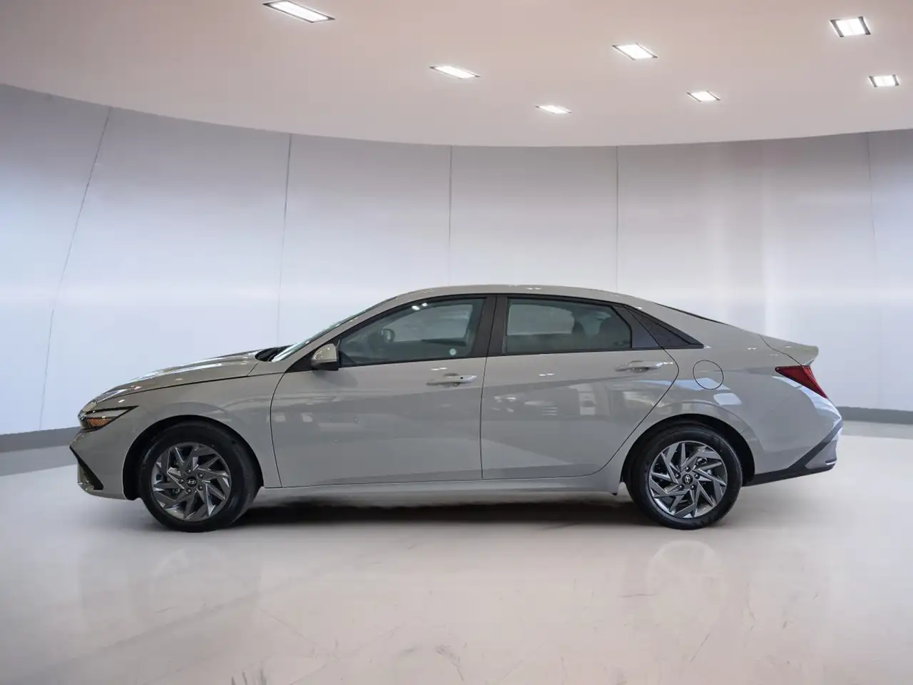 Hyundai ELANTRA снимка Hyundai ELANTRA