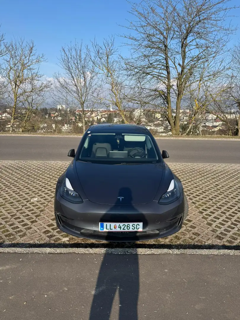 Tesla Model 3 Grau - 2