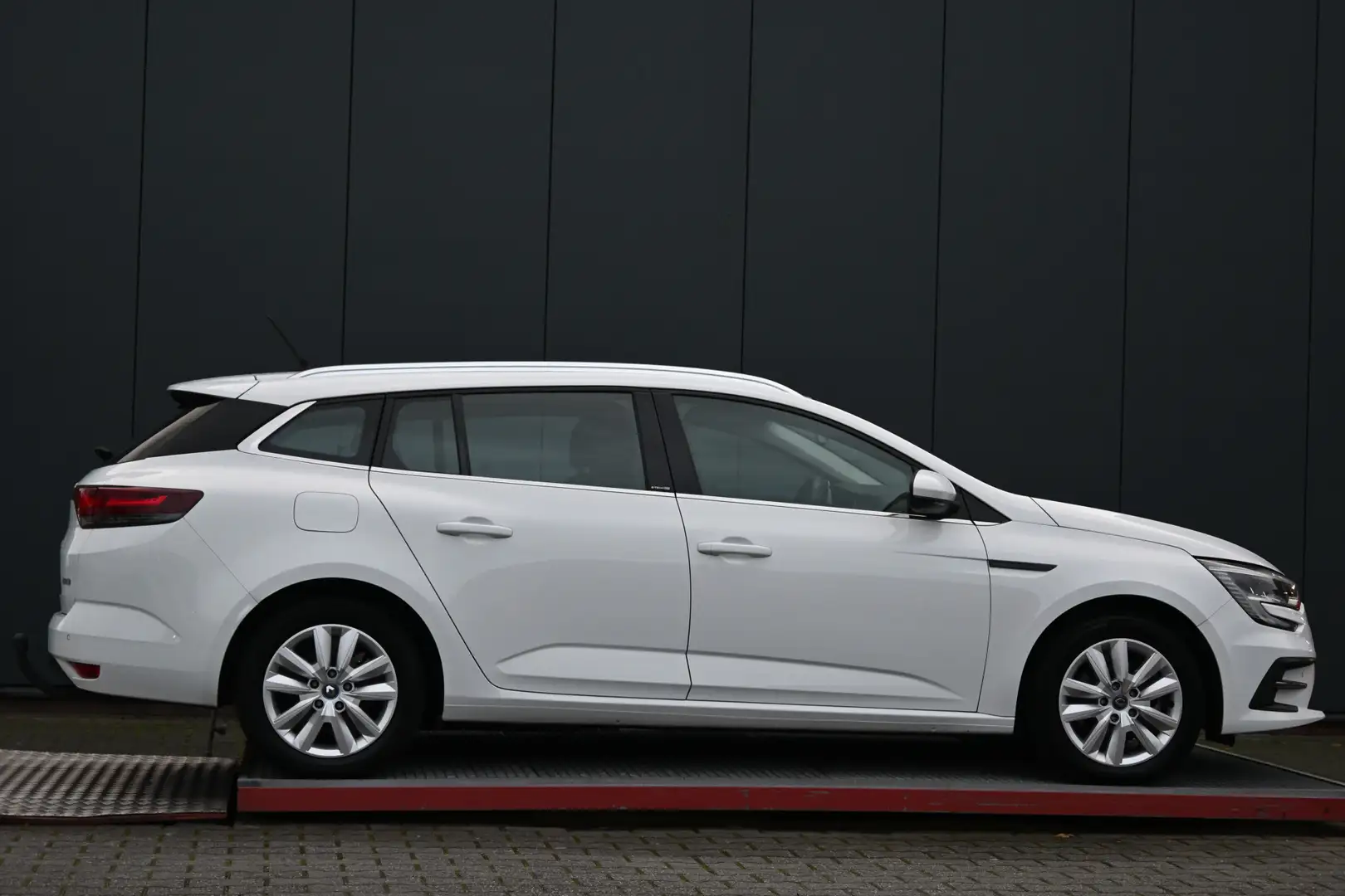 Renault Megane E-Tech Estate 1.6 Plug-In Hybrid 160 Business Zen Alb - 2