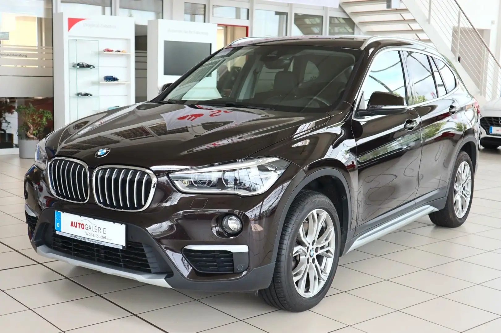BMW X1 xDrive 20 d xLine AHK LED Navi Harman/Kardon Braun - 1